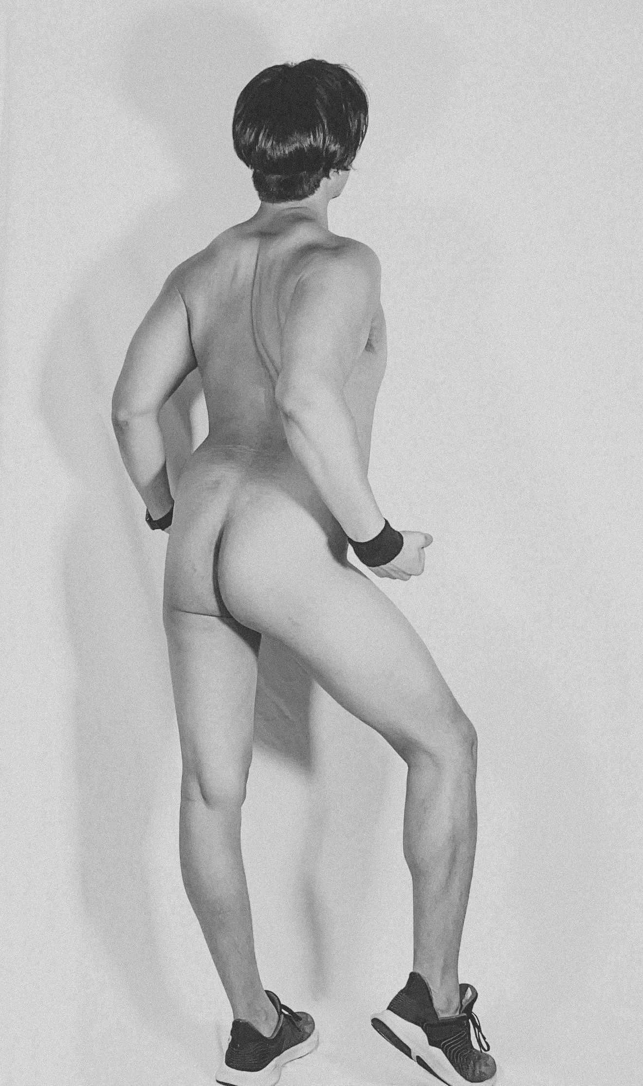 b&w workout stretch [OC] posted by surgeofxxx