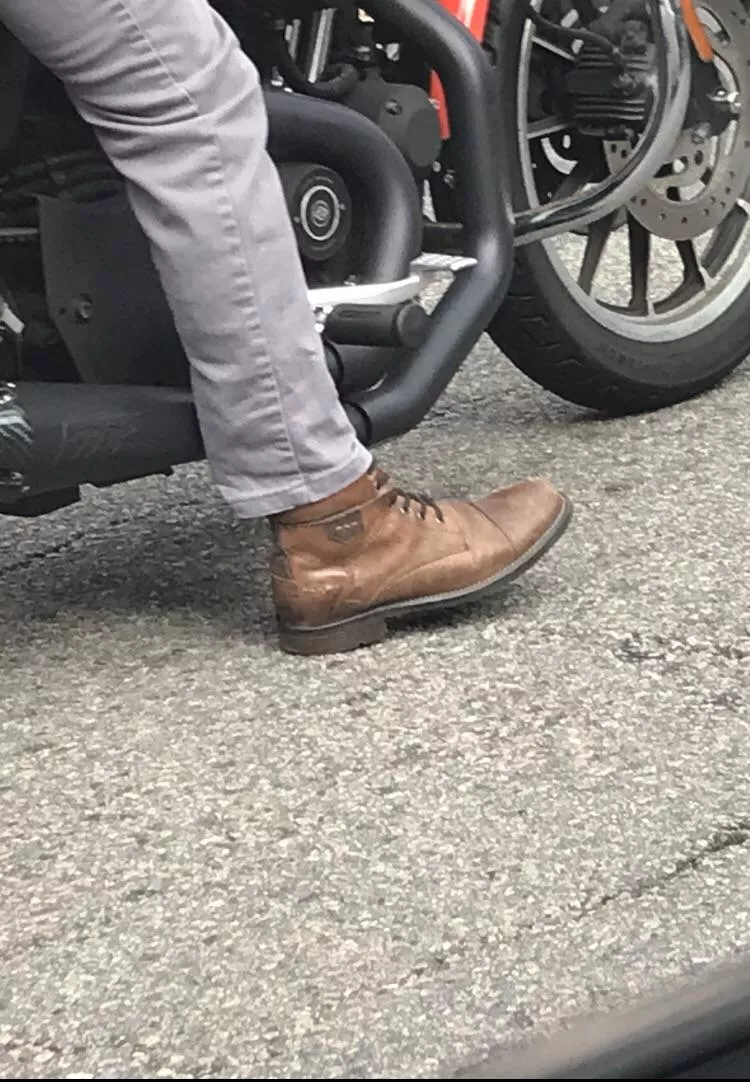 Can anyone identify this boot or boot brand? Thank you! posted by and_ewr