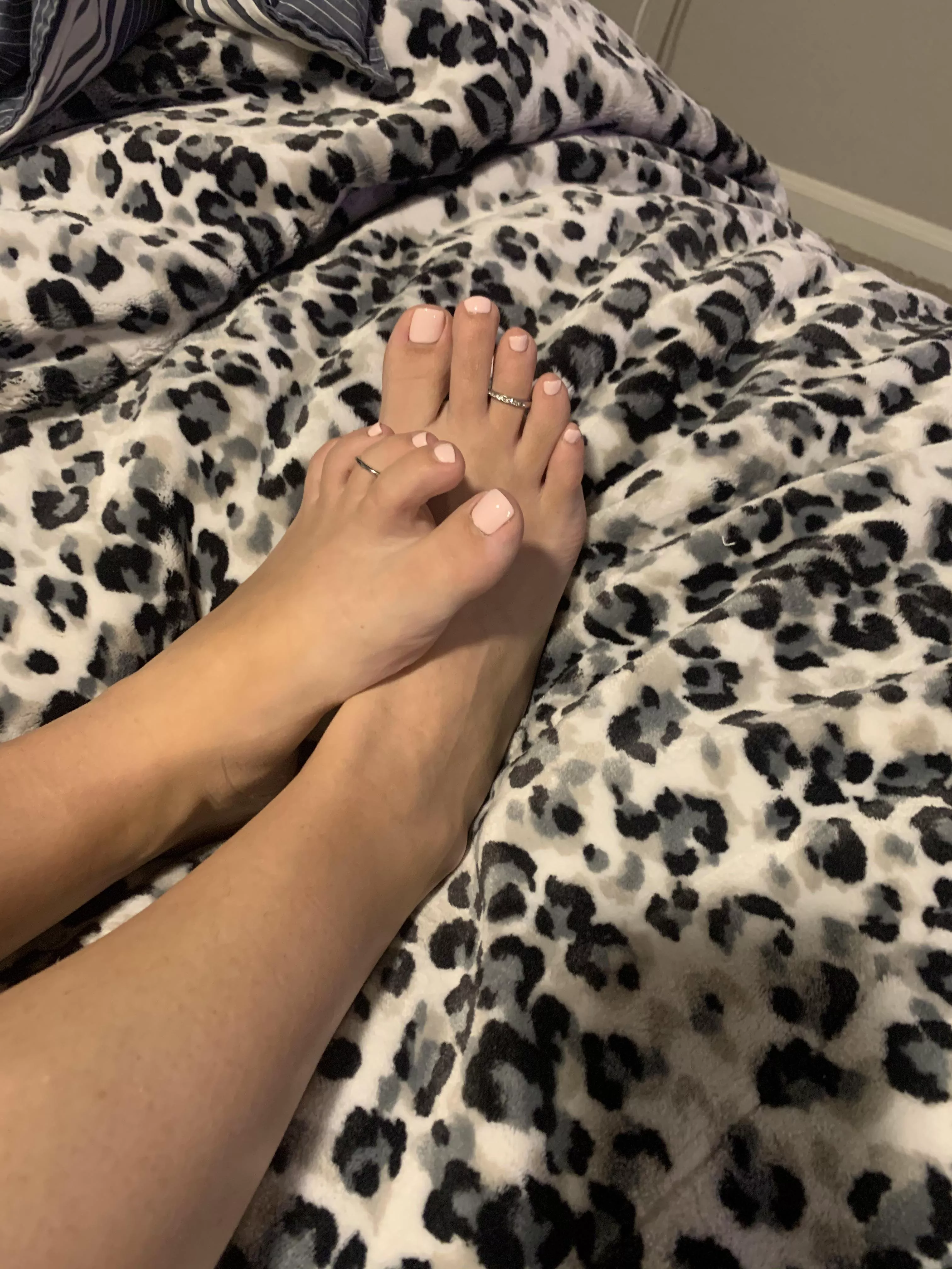 Can I please give you a foot job with my soft feet?? 🤤 posted by Itsfrickinfeet