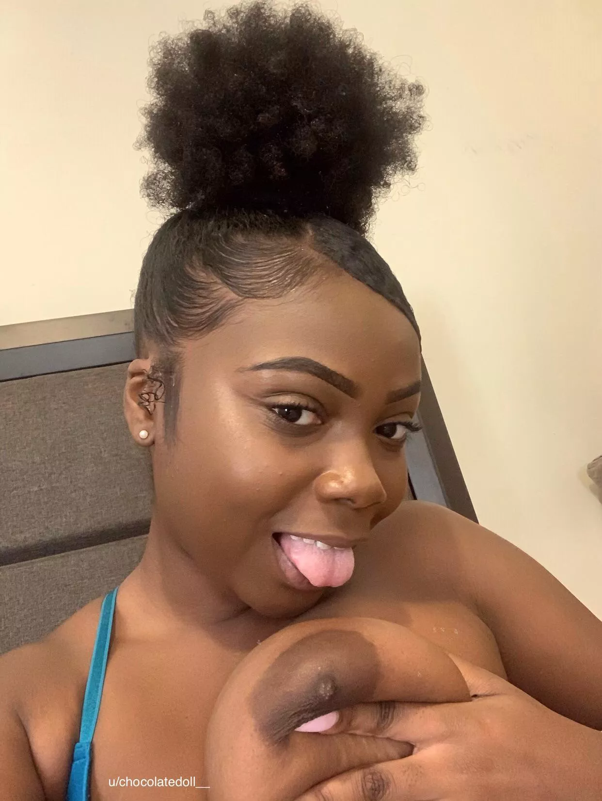 Can I send you selfies like this while you’re at work? posted by chocolatedoll__