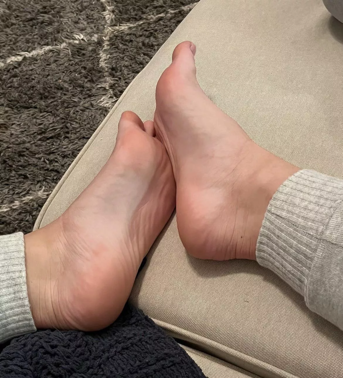 Can you rub my feet for me? posted by EmilyWilliamsxoxo