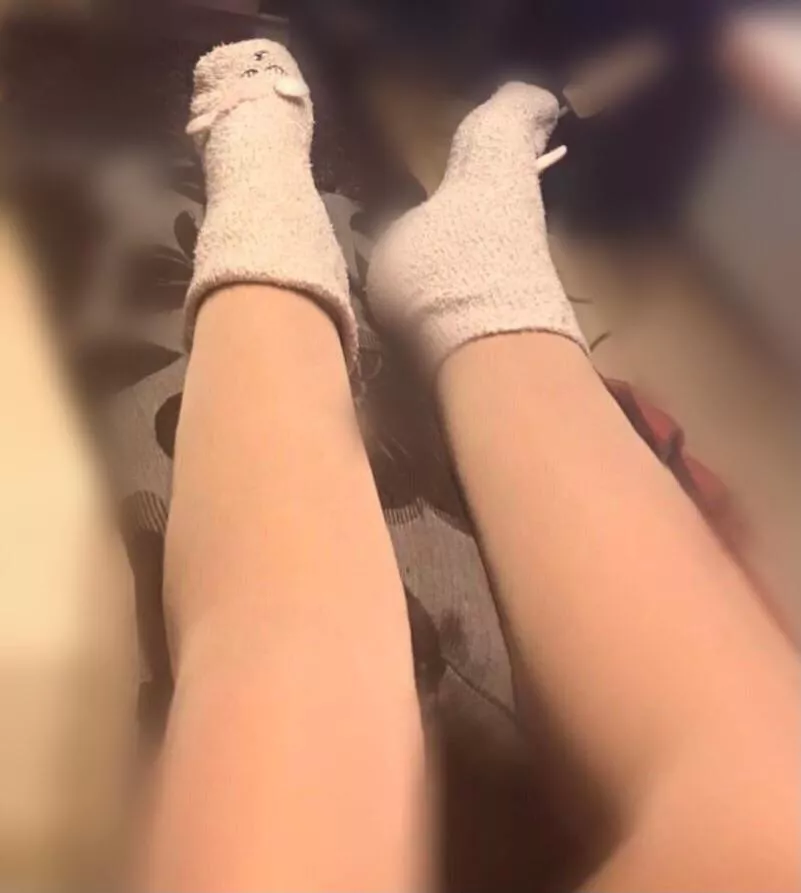 Canâ€™t wait for sweater (& socks) weather.. ðŸ˜‰ðŸ§¦ðŸ’‹ posted by FeetParaQueen