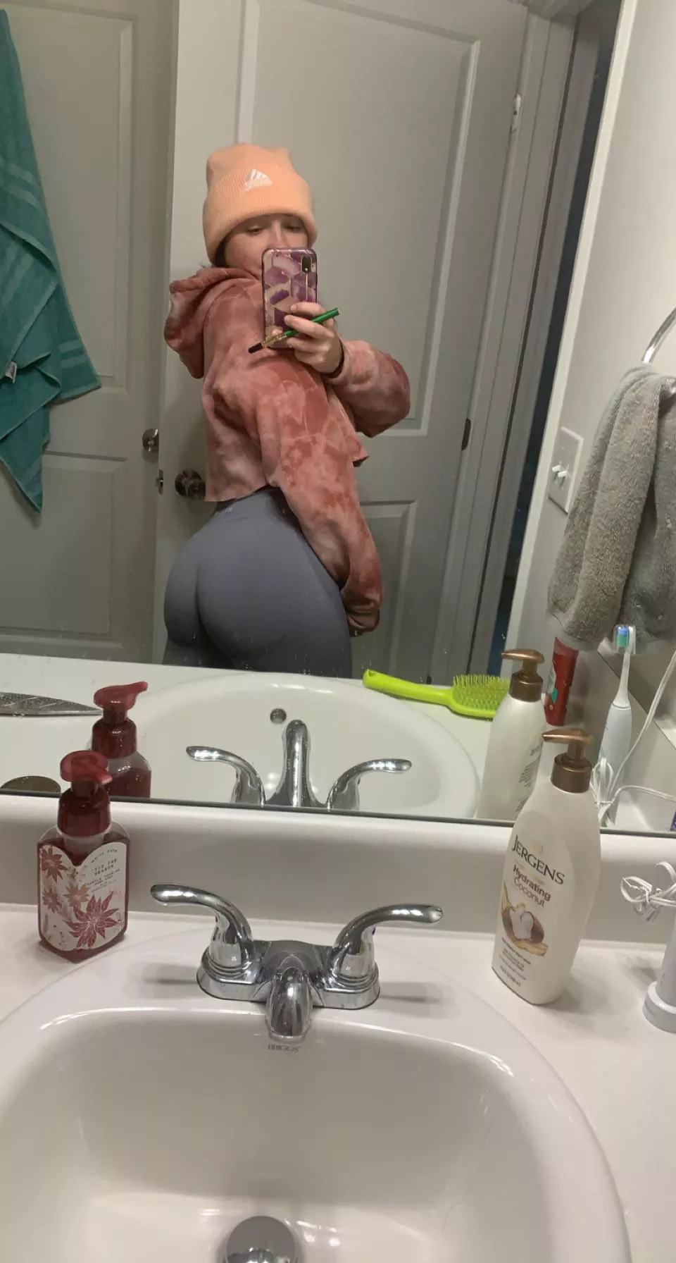 Catch this round ass in yogas 24/7 posted by Buttcheeksnbarbells