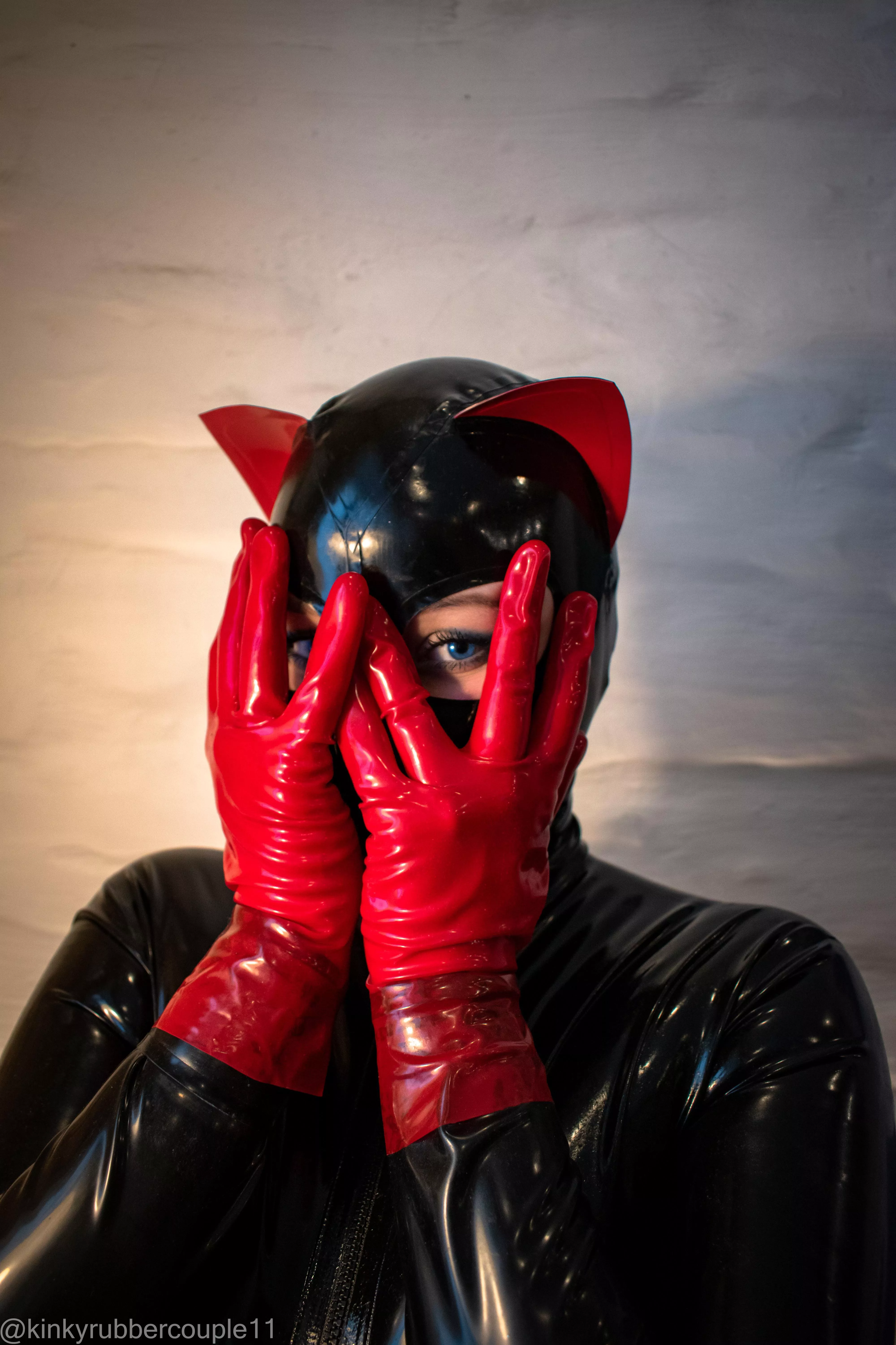 Cat’s eyes [OC] posted by kinkyrubbercouple