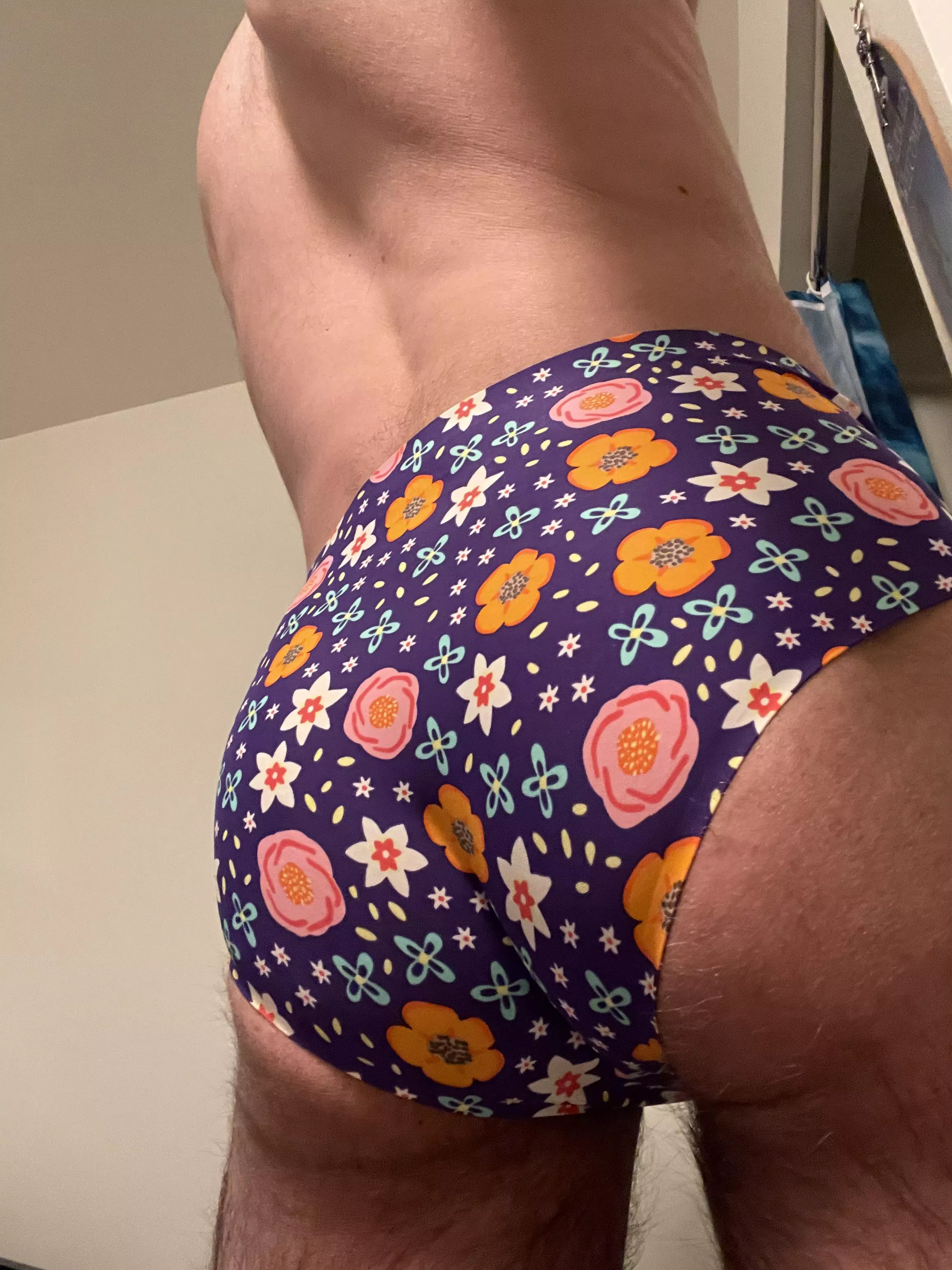 Cheeky florals to start the weekend out right! What’s your favorite kind of panty? posted by xxxLilacxxx92