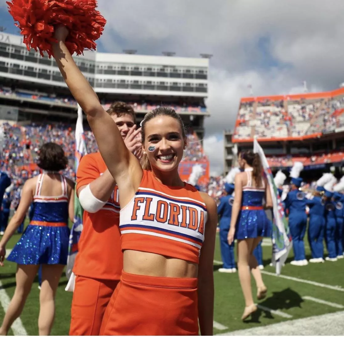 Cheerleader with hot pit posted by Bob36r