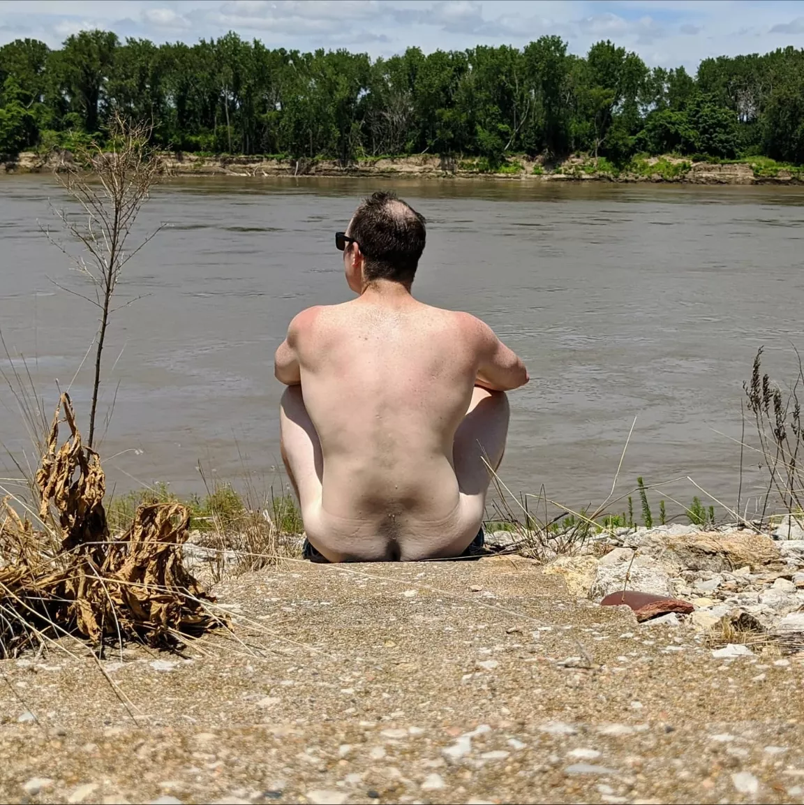 Chilling by the MO river posted by Waitamistillnaked