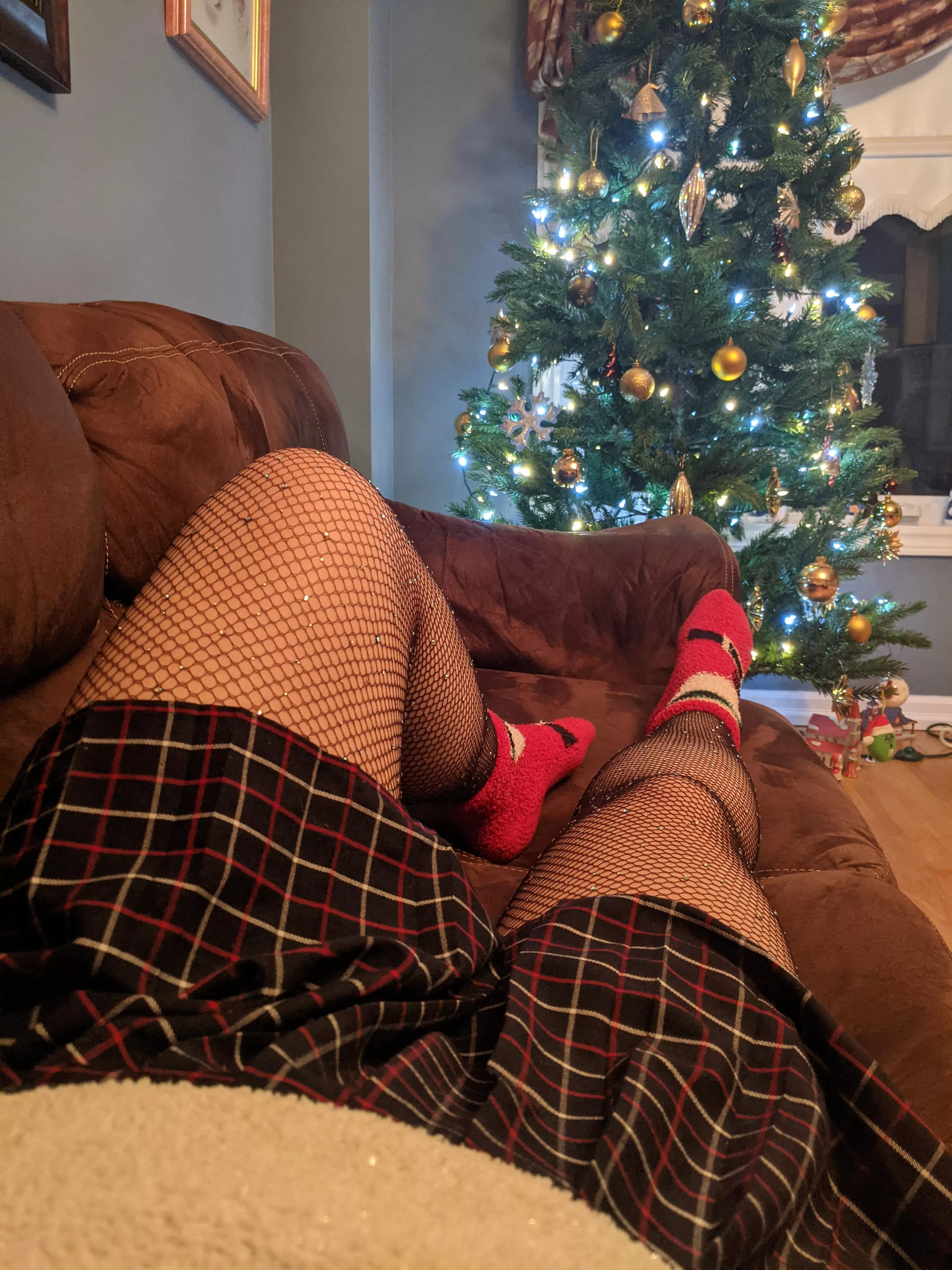 Christmas ain't complete without the fishnets 😜 Merry HoHo everyone 🎄🎅 posted by SugarBellz