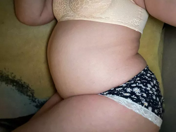 Christmas Belly ðŸ·ðŸ’• posted by tgirltummy