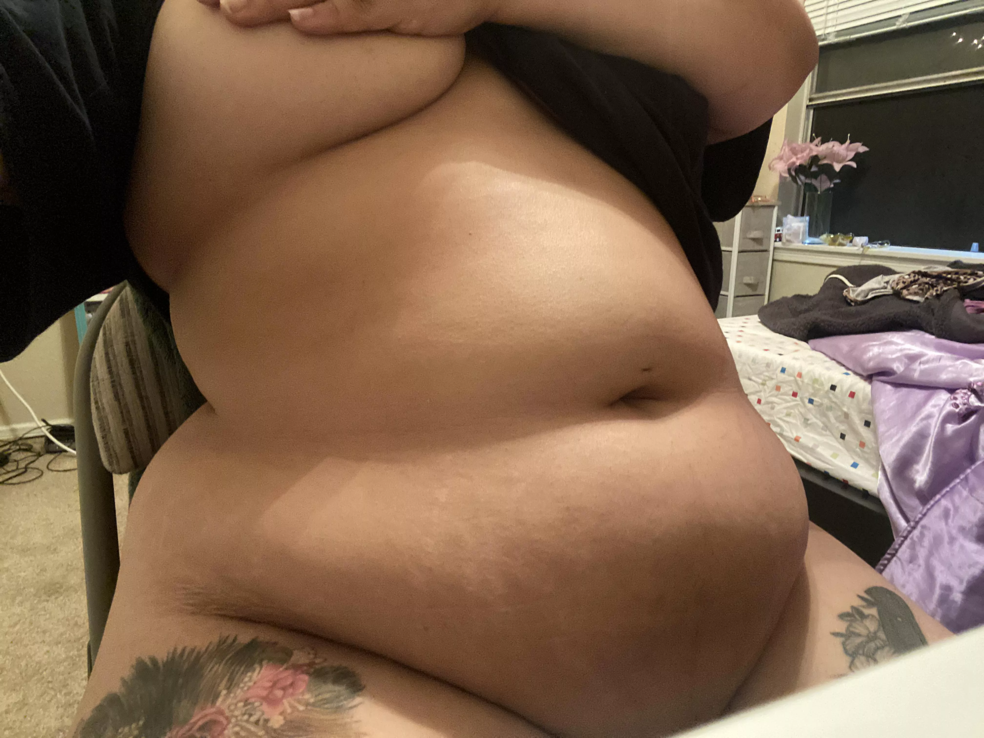 Chubby tummy with a beautiful belly button posted by XChubbyBratX