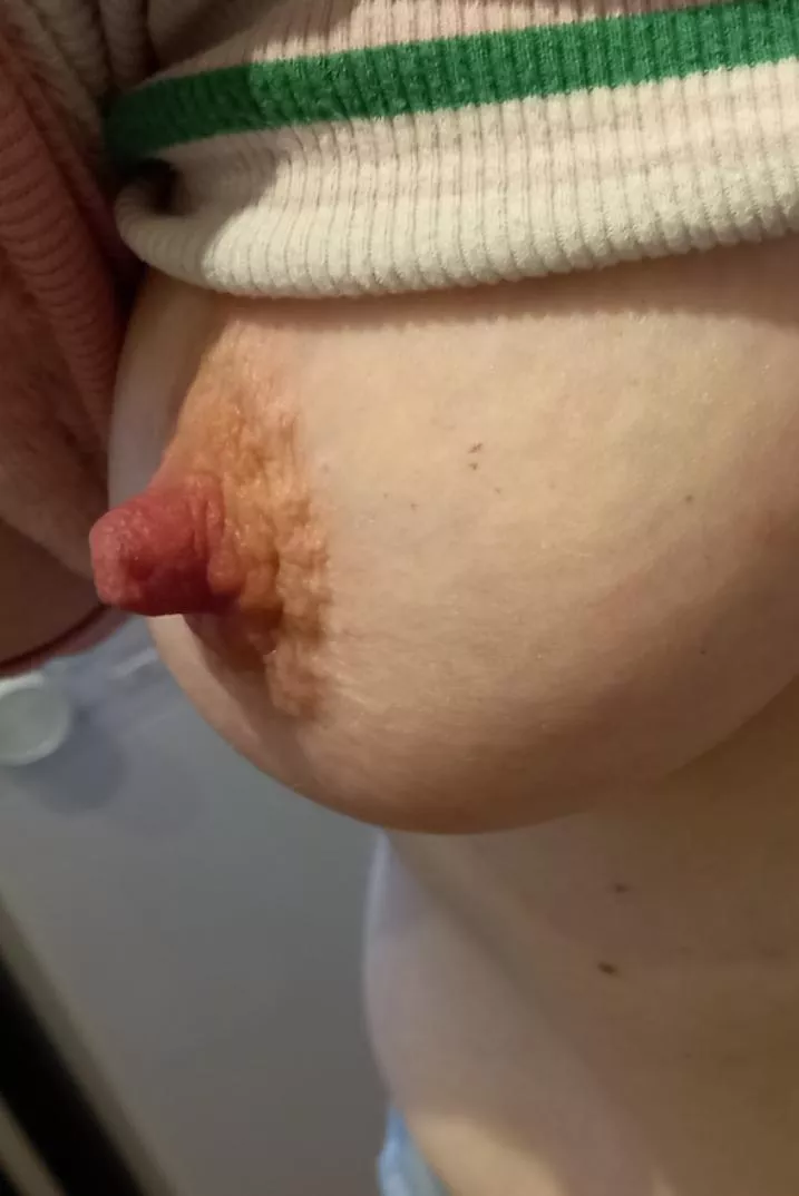 Close up peek posted by peachymilf69