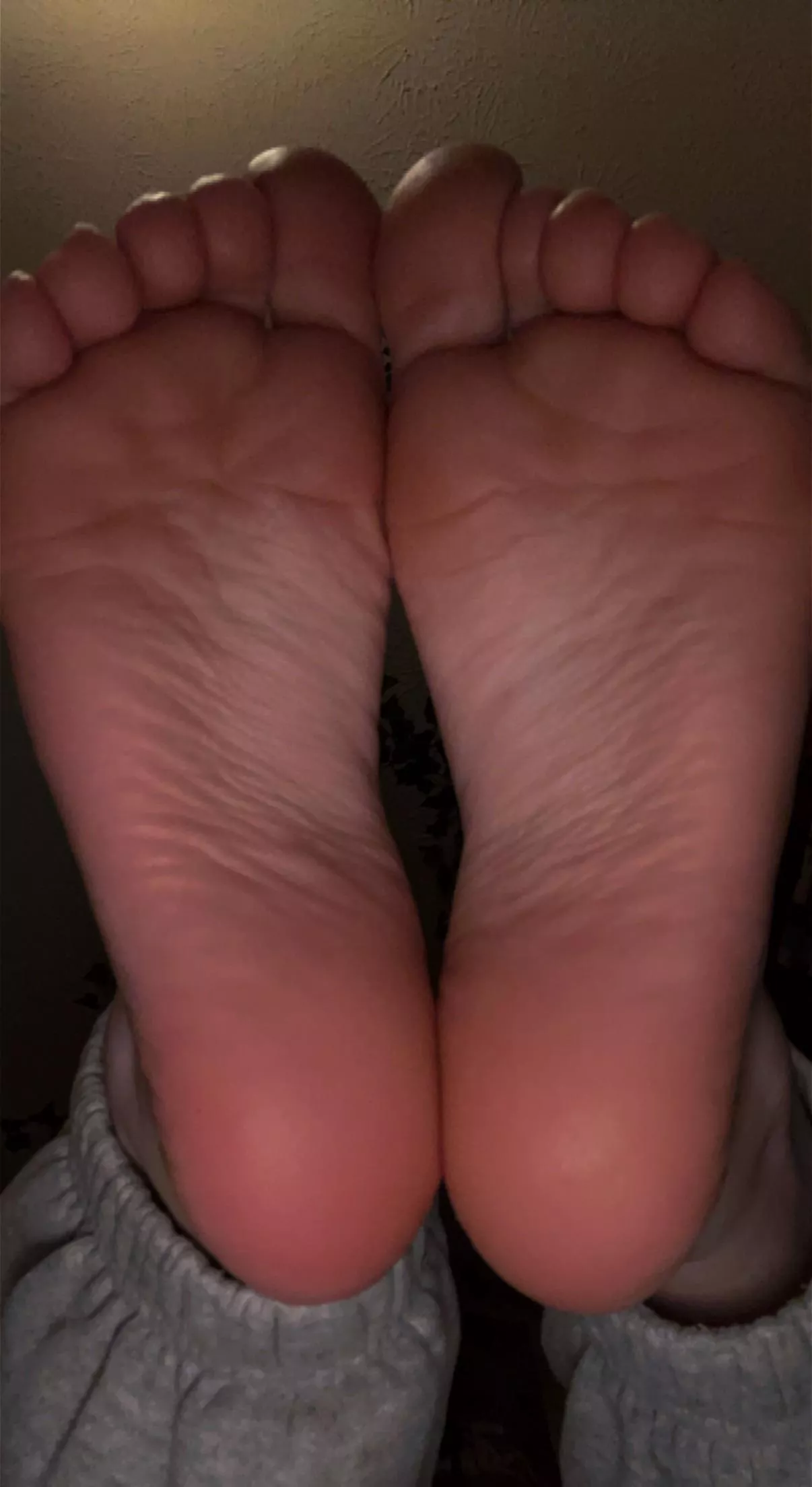 cmon, come give me a foot massage😘 •DMS are open!!• posted by VirusDue5171