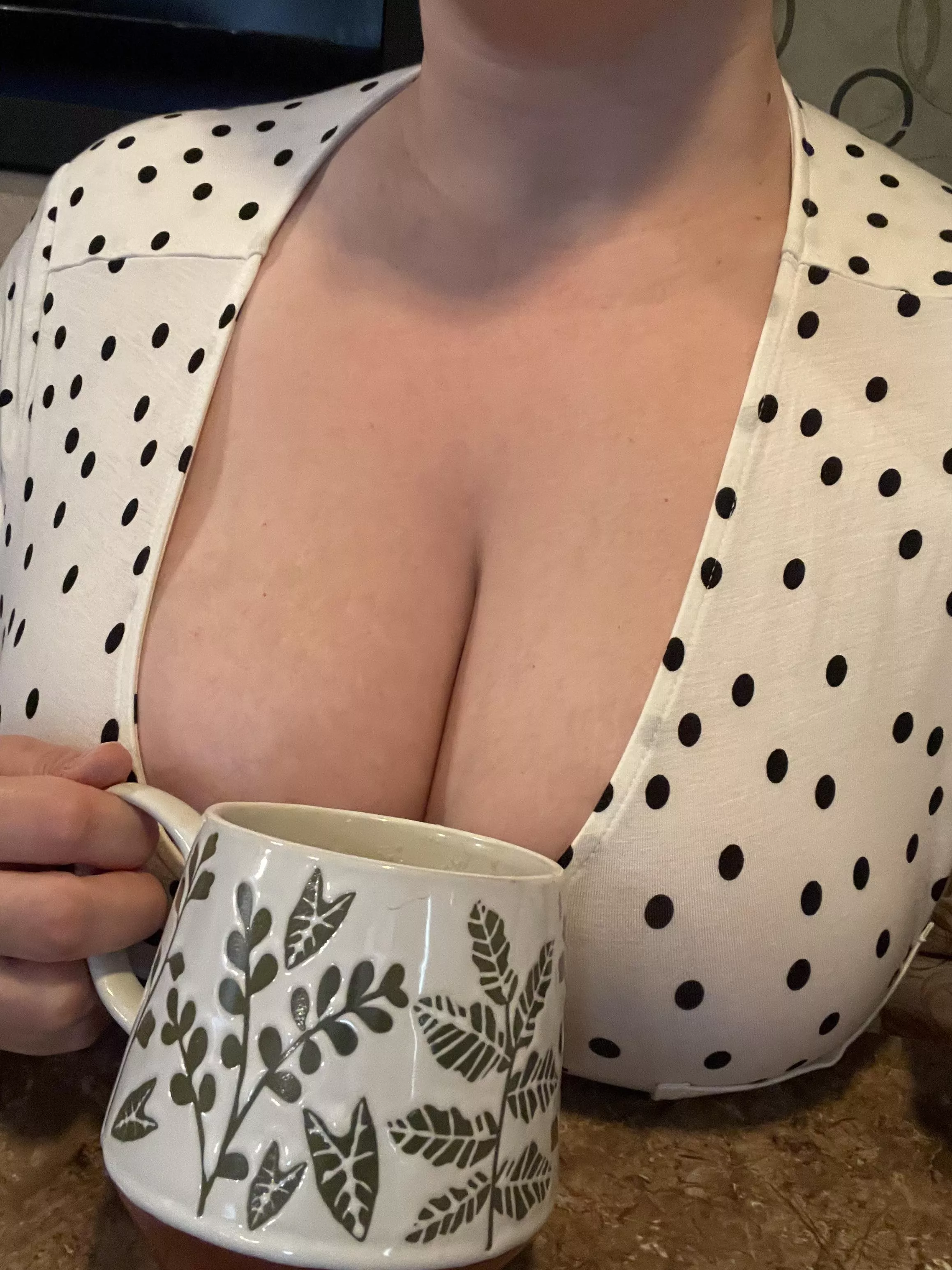 coffee & cleavage nudes | GLAMOURHOUND.COM