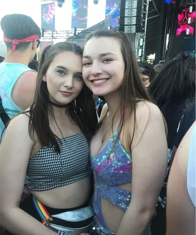 College babes: Left or Right? [2] posted by buntyisbest