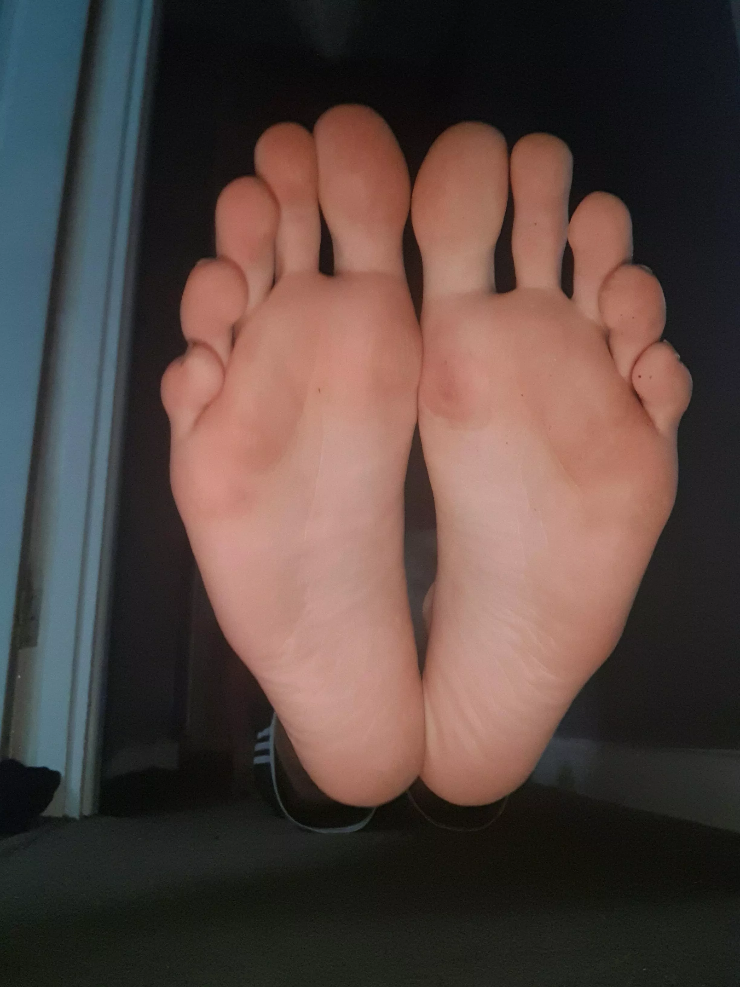 come and suck my toes posted by barefootboy123