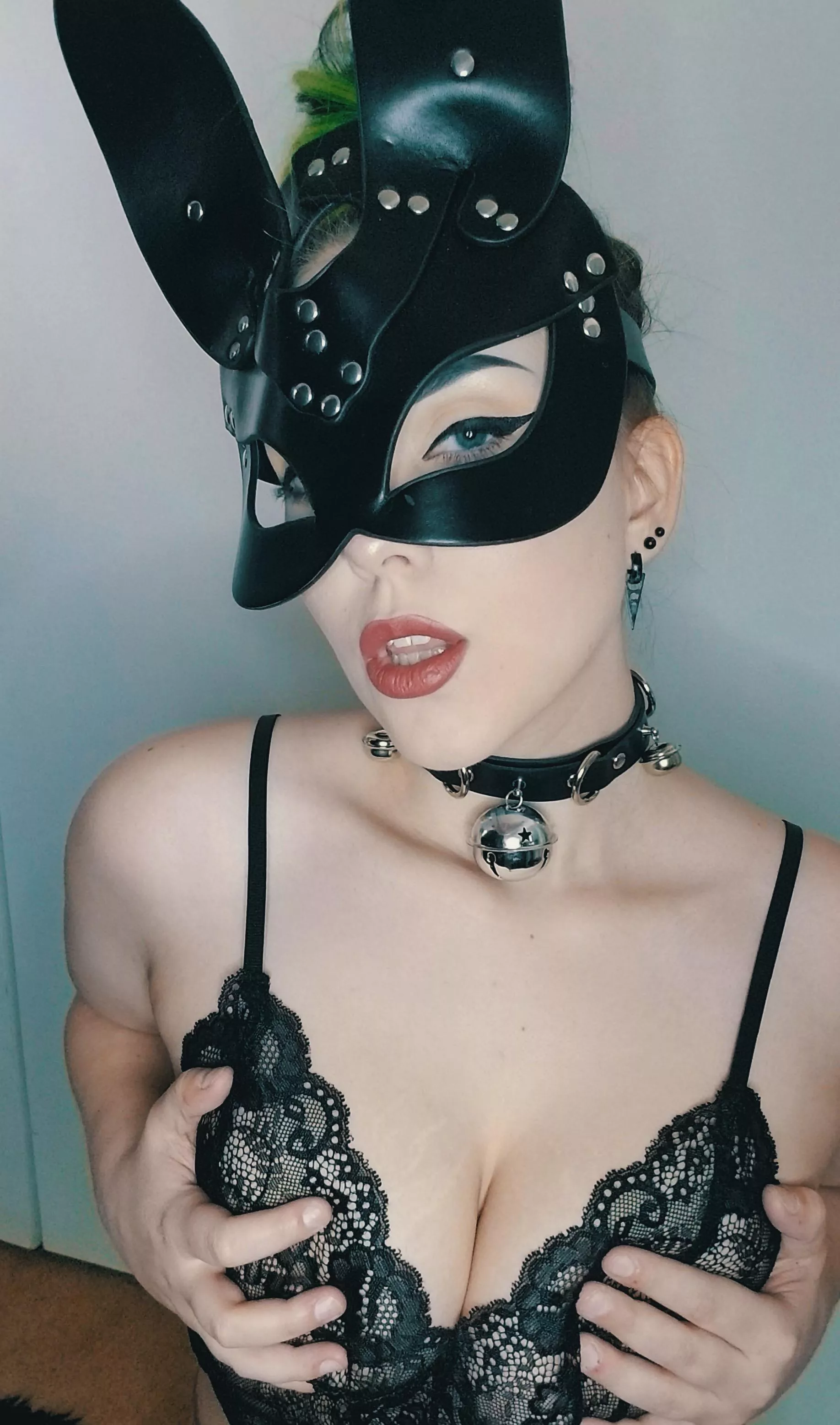 Come celebrate spooky month with me. Check the comments. 🖤 posted by TeenyWalrus