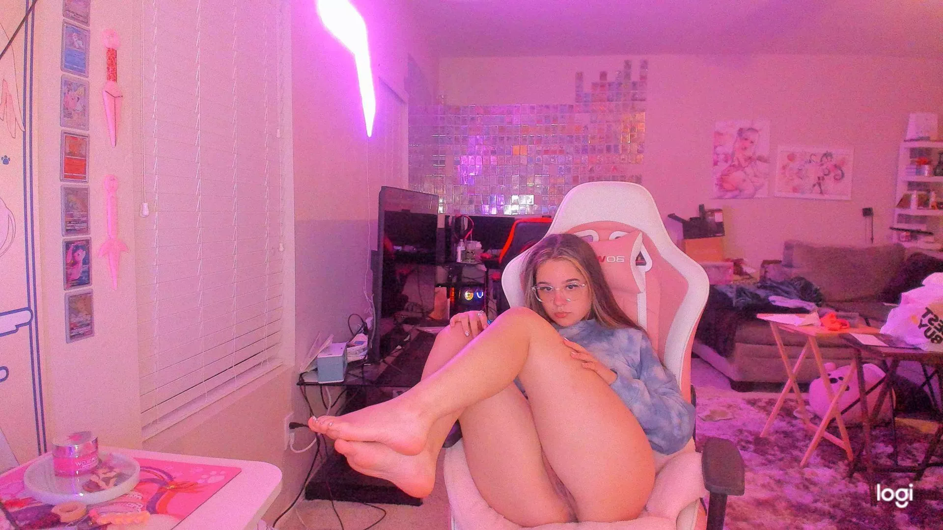 Come fuck me on my gaming chair posted by EmilyGholam