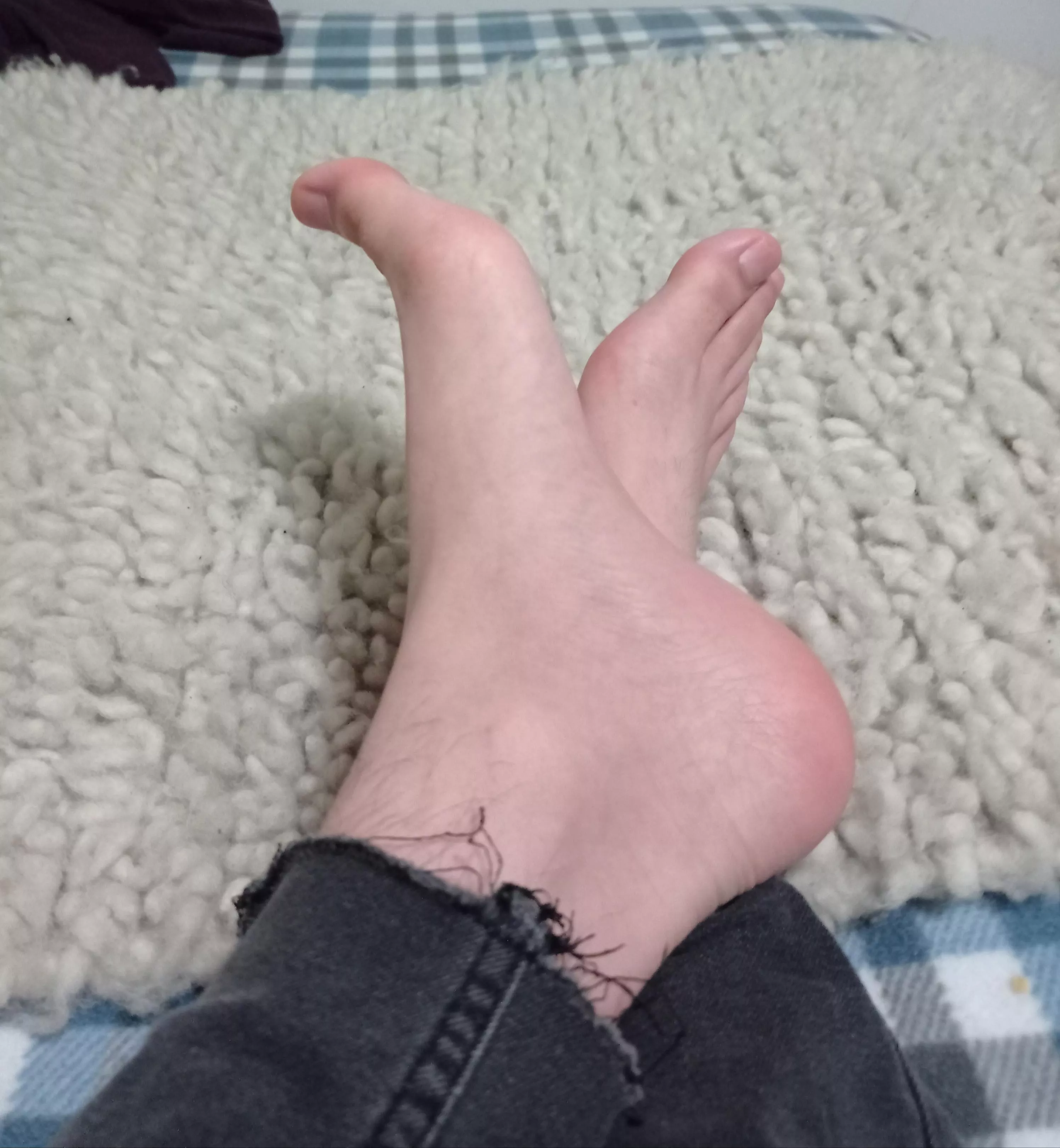 Come give me a massage posted by ablu-feet