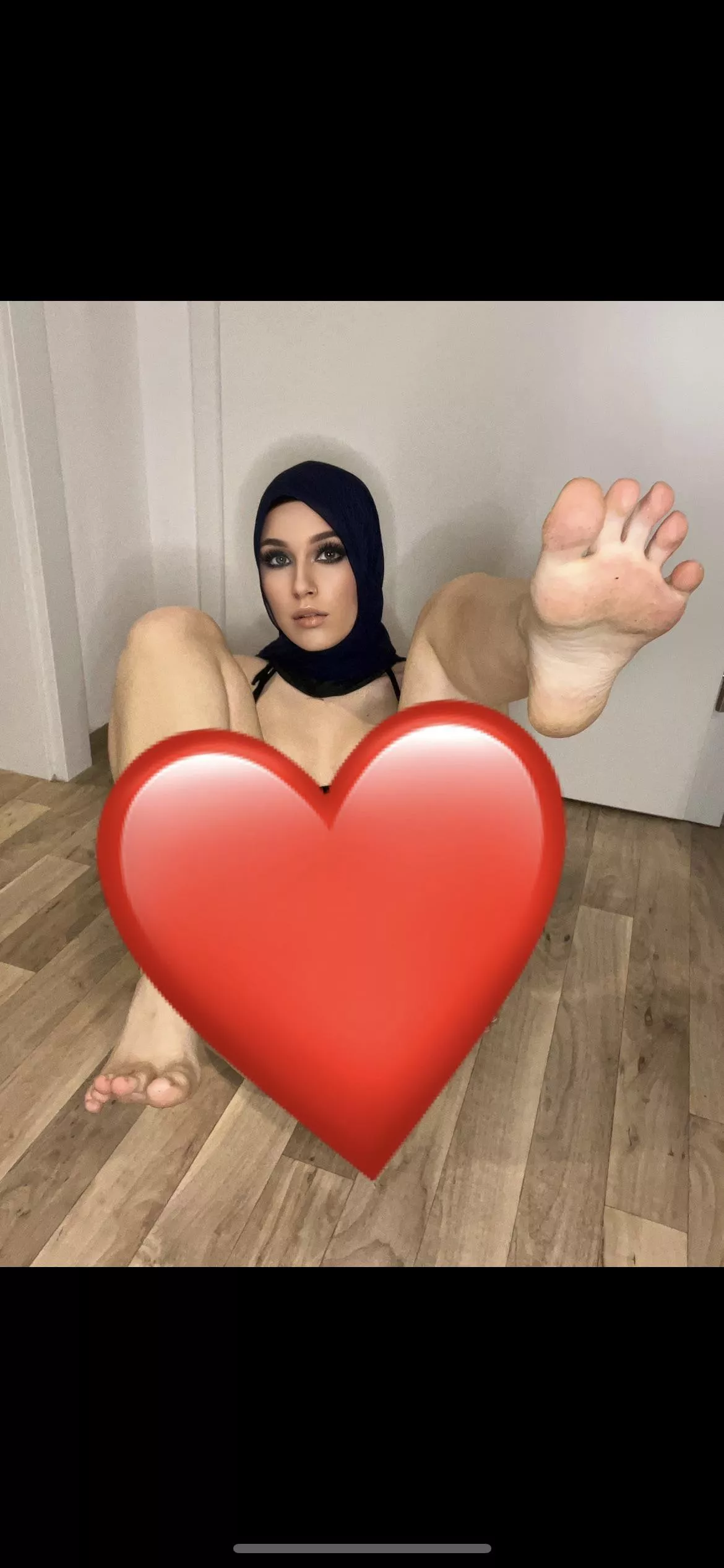 Come over and suck my feet 👀 (and maybe else) posted by fareeha_bakir