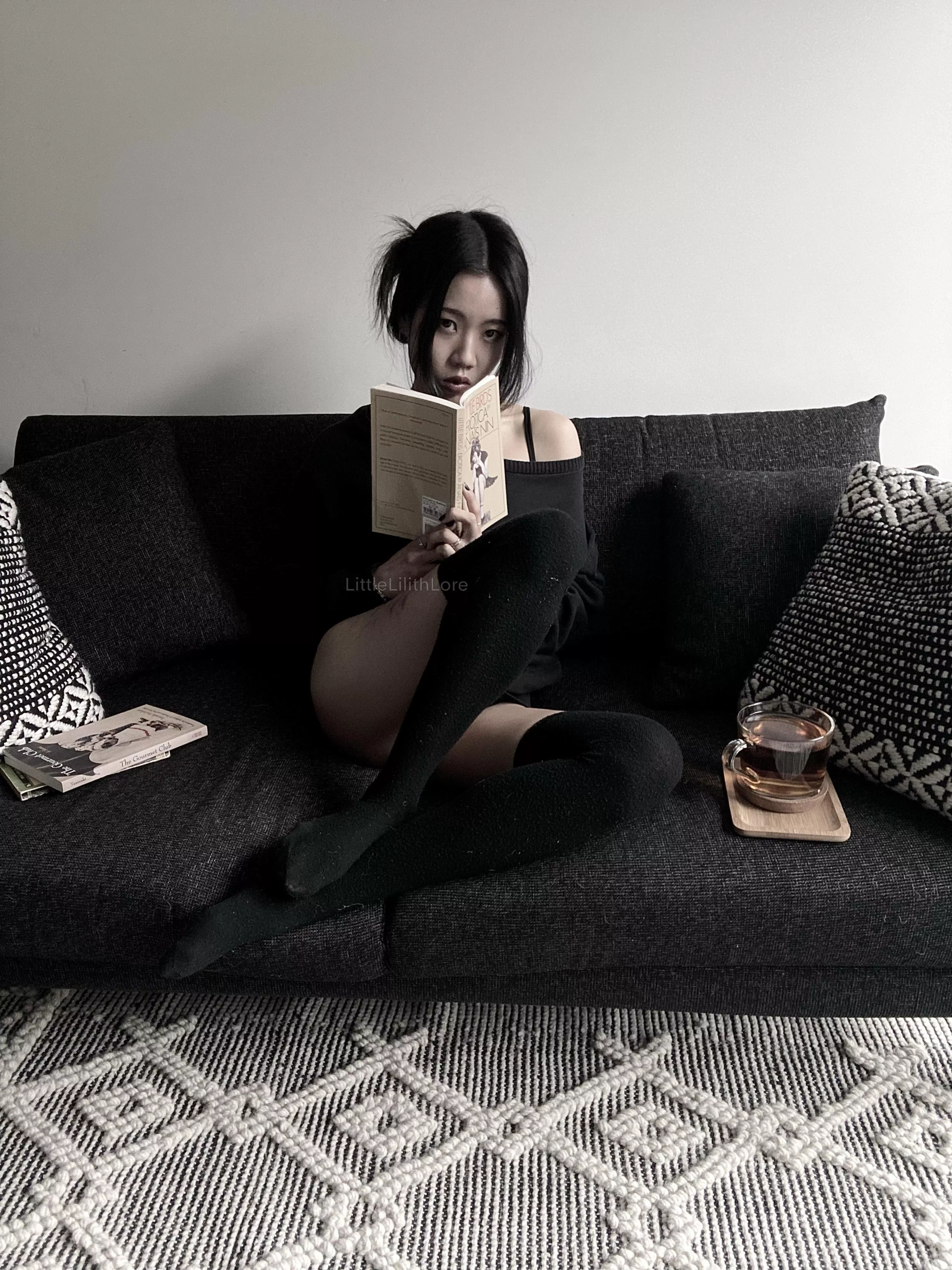 Come read some erotica with me? 📚 🖤 posted by LittleLilithLore