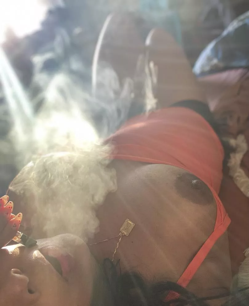 Come smoke with me (f) posted by blissful_gal