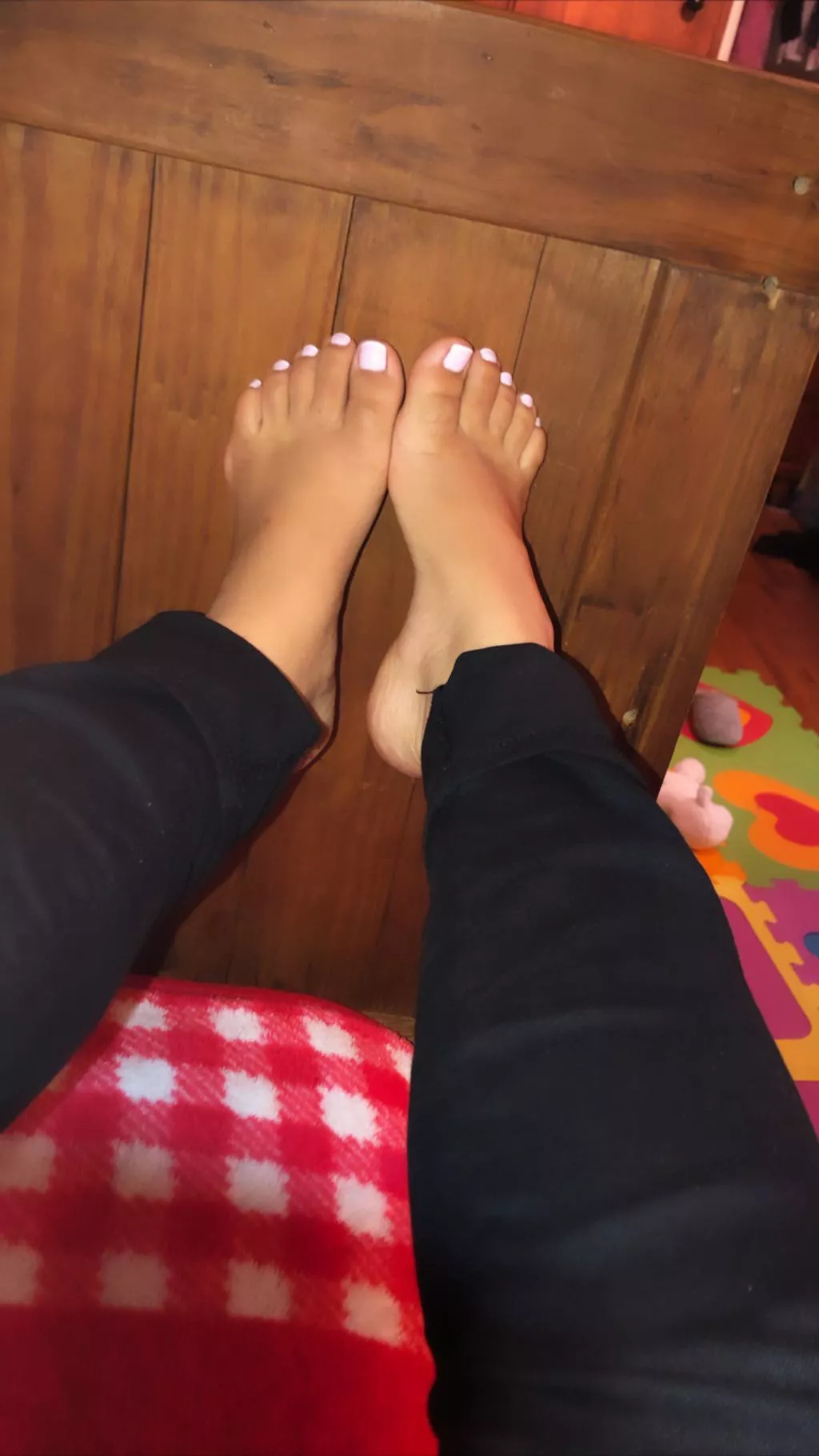 Come suck my toes posted by Flyboyynate