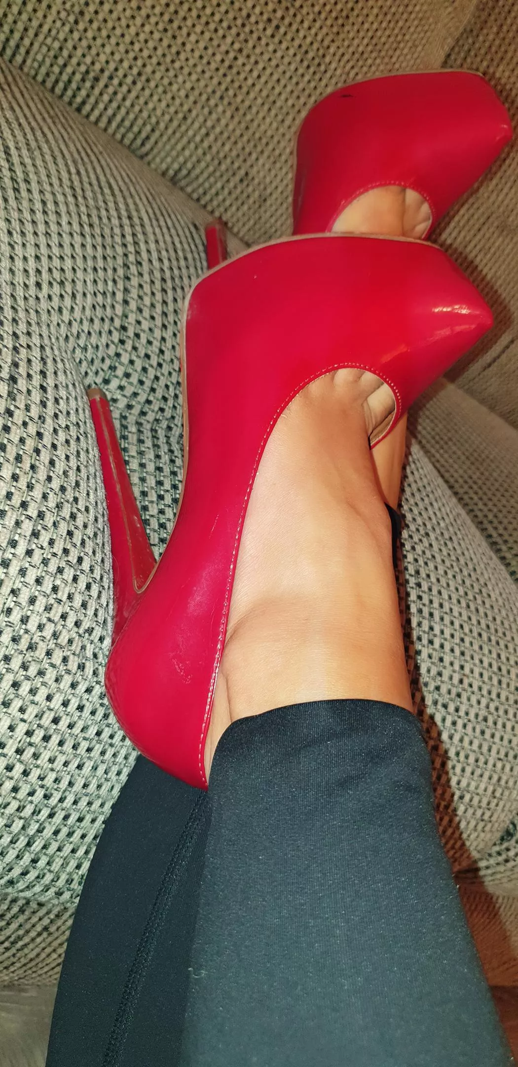 Come take them off baby posted by heelsandfeetfetish