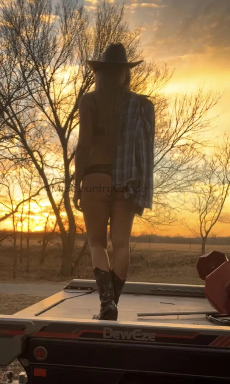 Come watch the sunset with me posted by countrycandi