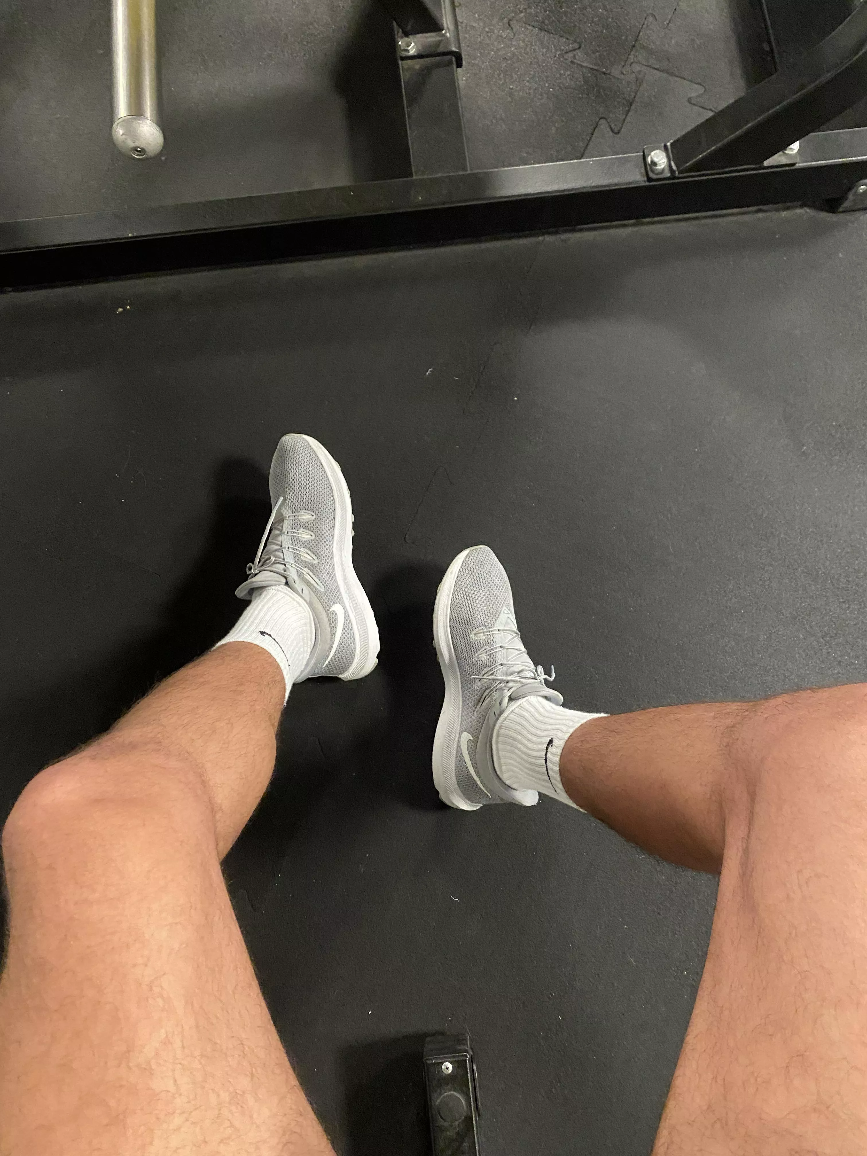 Come worship my feet at the gym👣💪🏽 posted by Louise_410