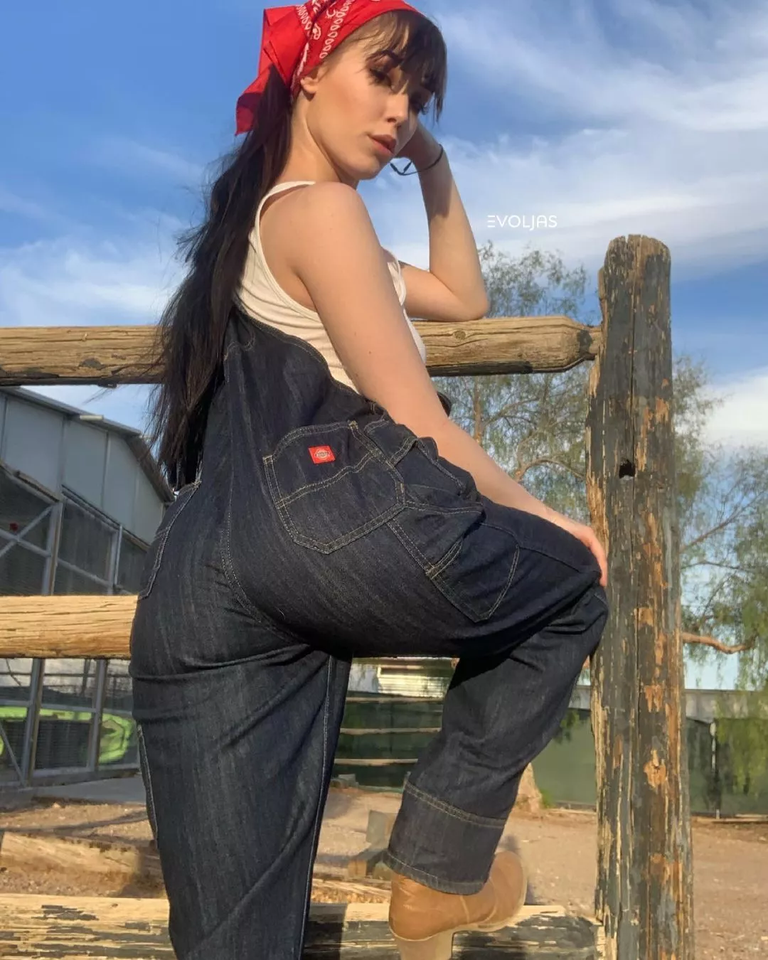 country girl with a booty posted by evoljasmine