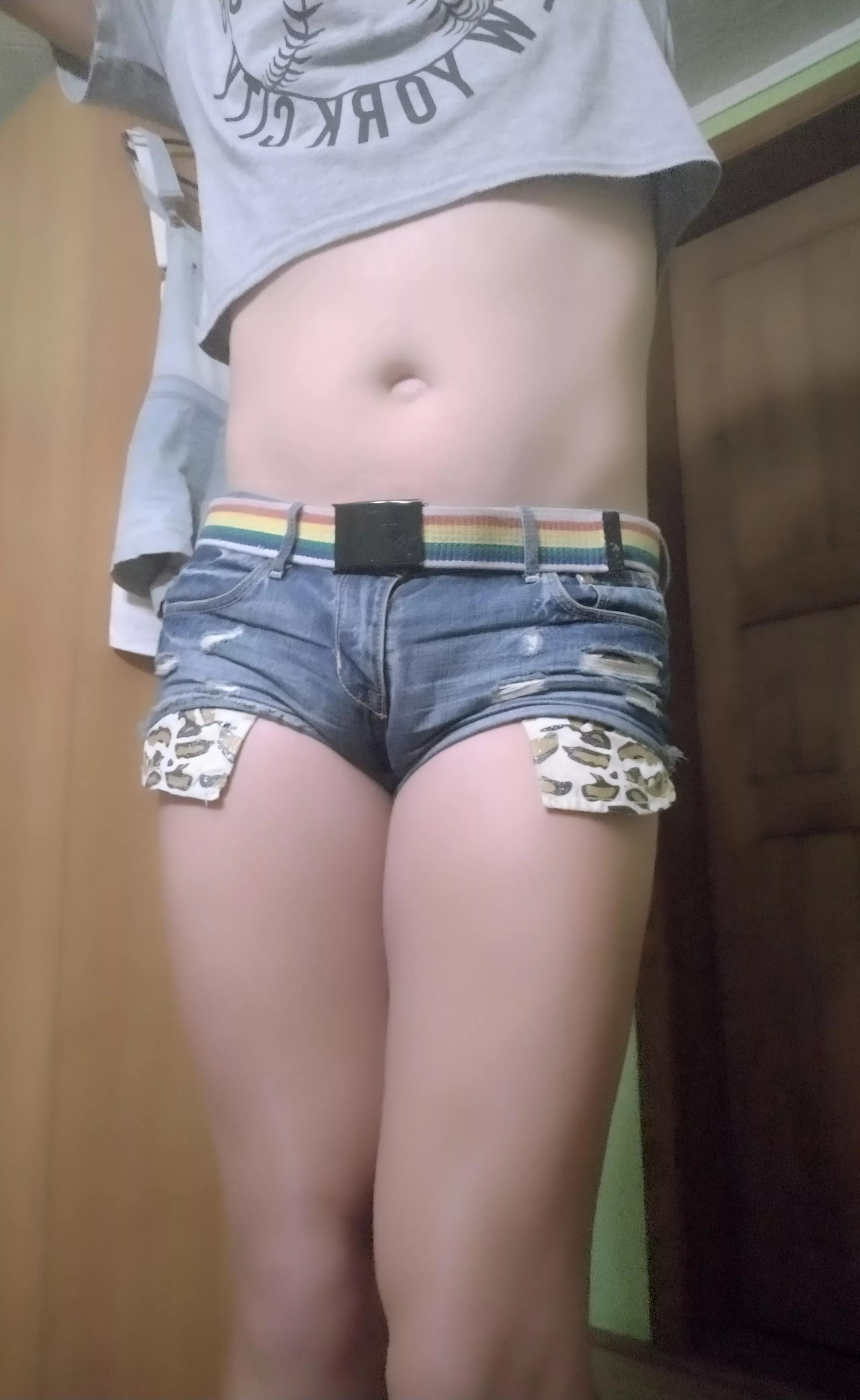 Crop tops and short shorts are preaty g*y😋❤️🧡💛💚💙💜 posted by peger-kun