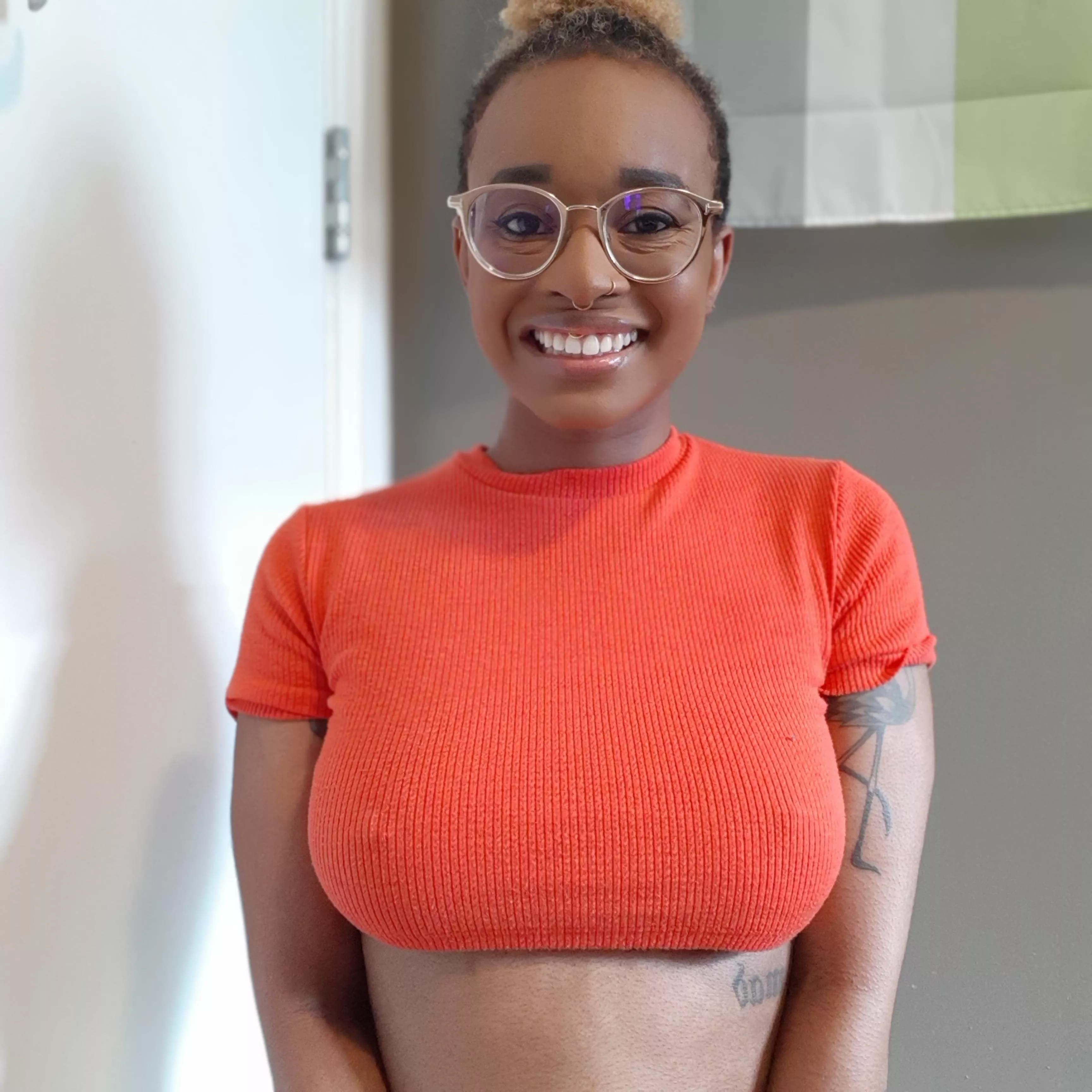 Cropped sweater (OC) posted by darshwanda