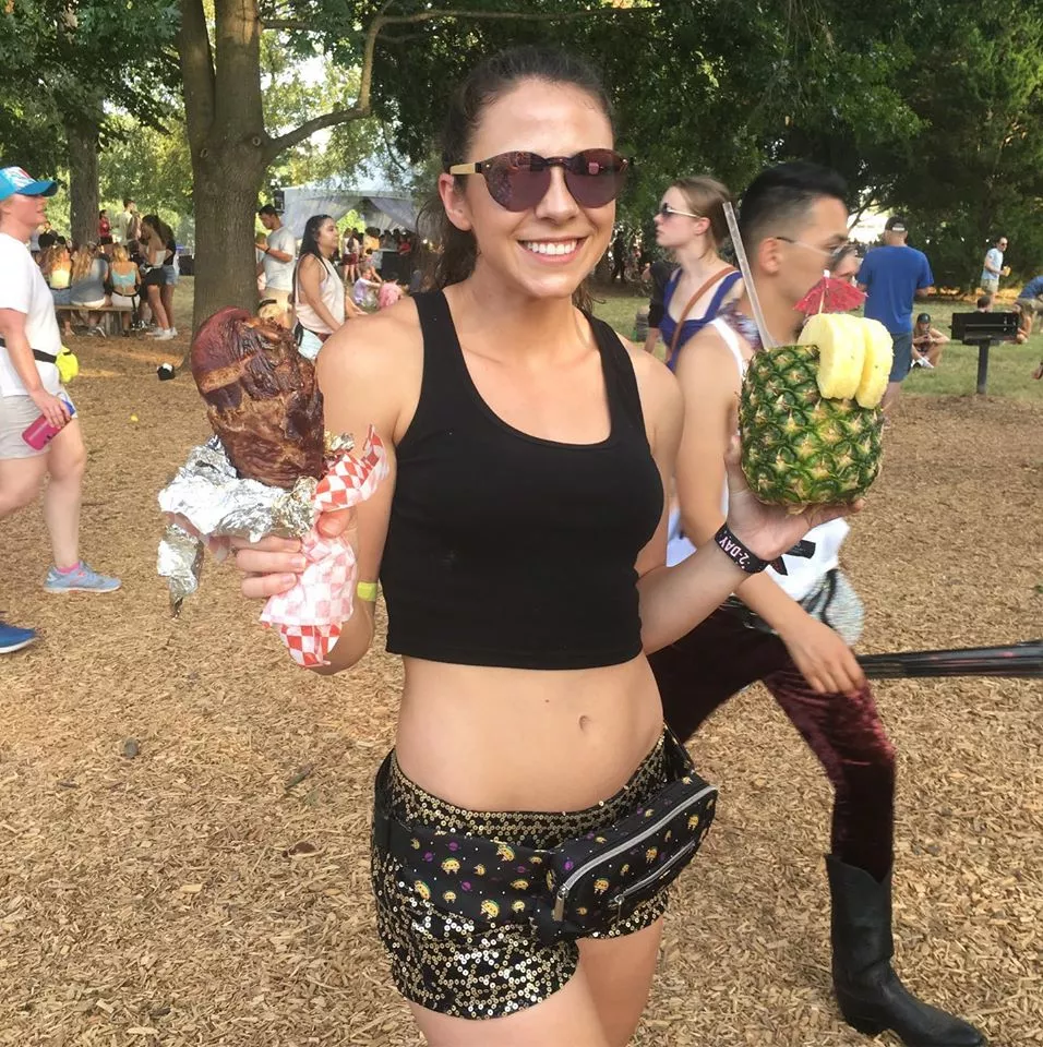 Croptop at a Fair posted by sexmakesbabieswhoa