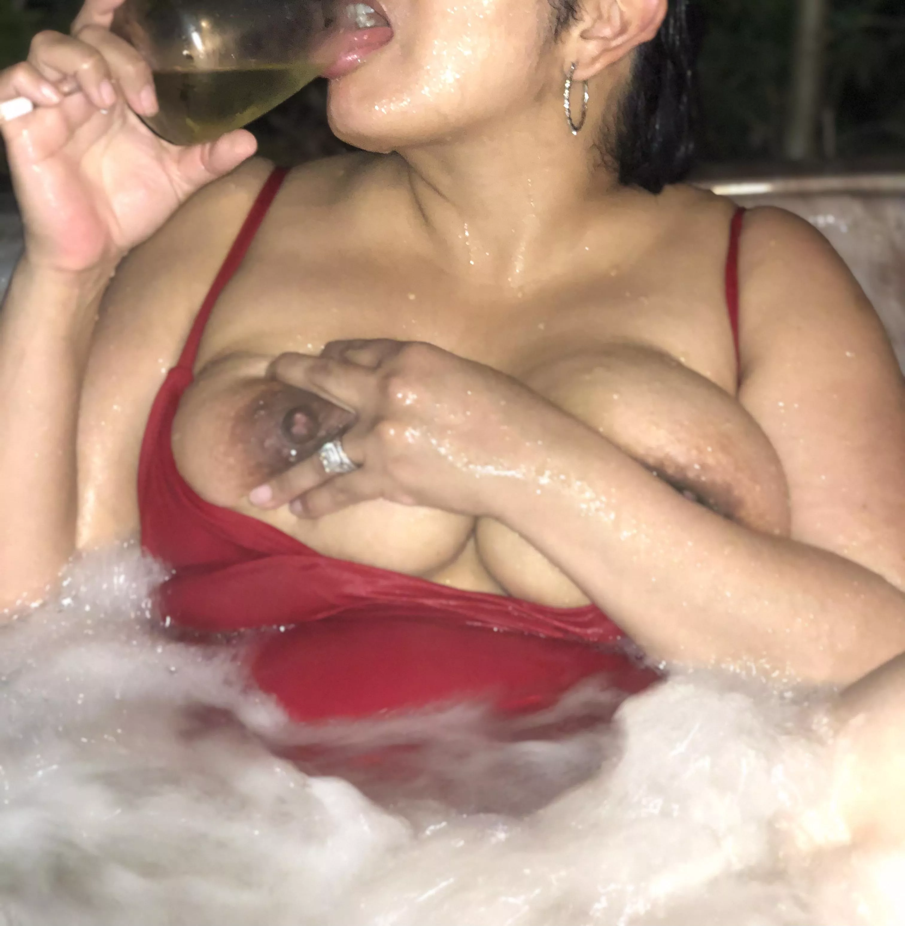 Cum and check out my 💍 in the hot tub 💦🥵🍷 posted by Latina_pocahontas