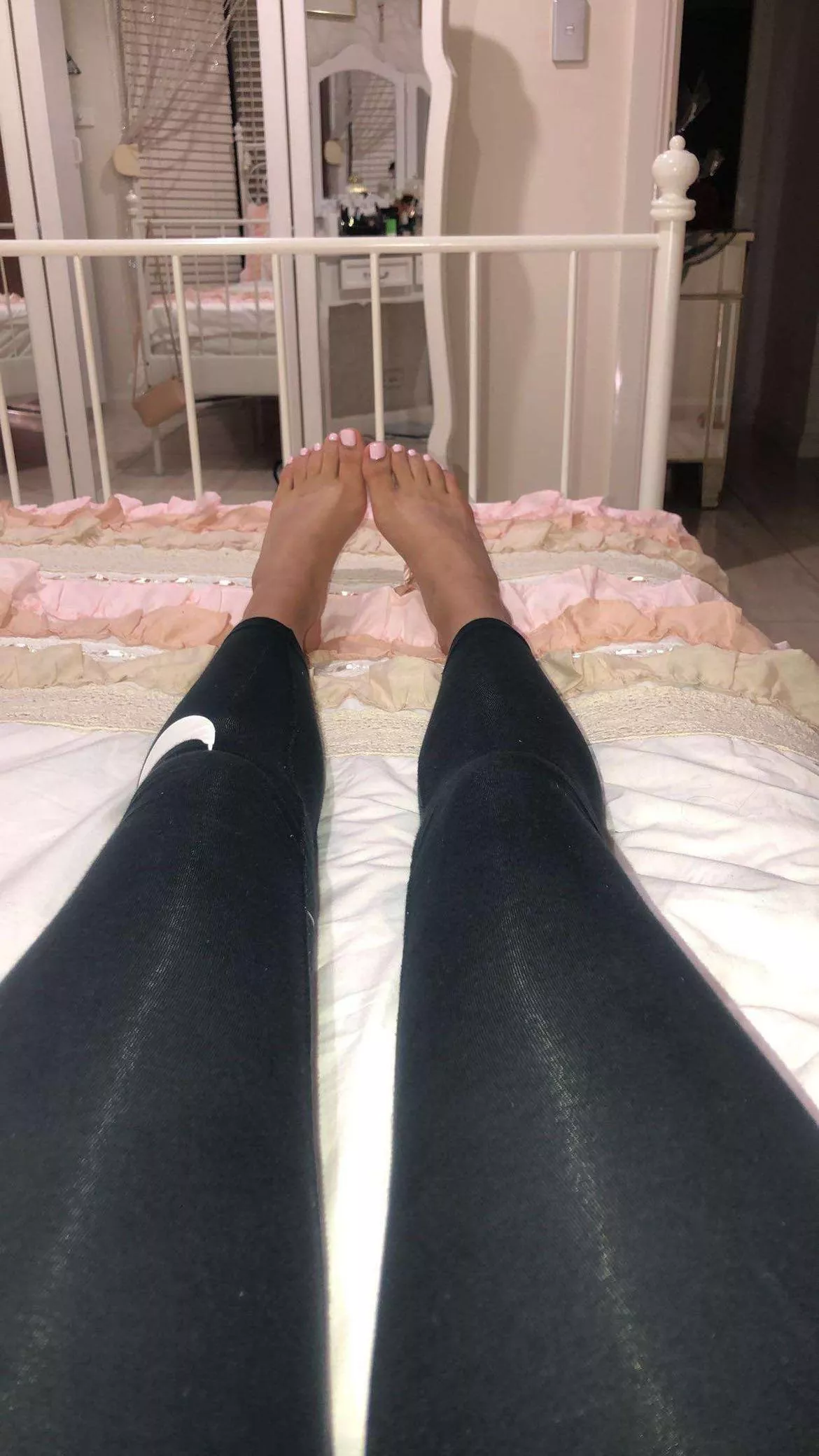 Cum on my pretty feet posted by ziggyyyy00