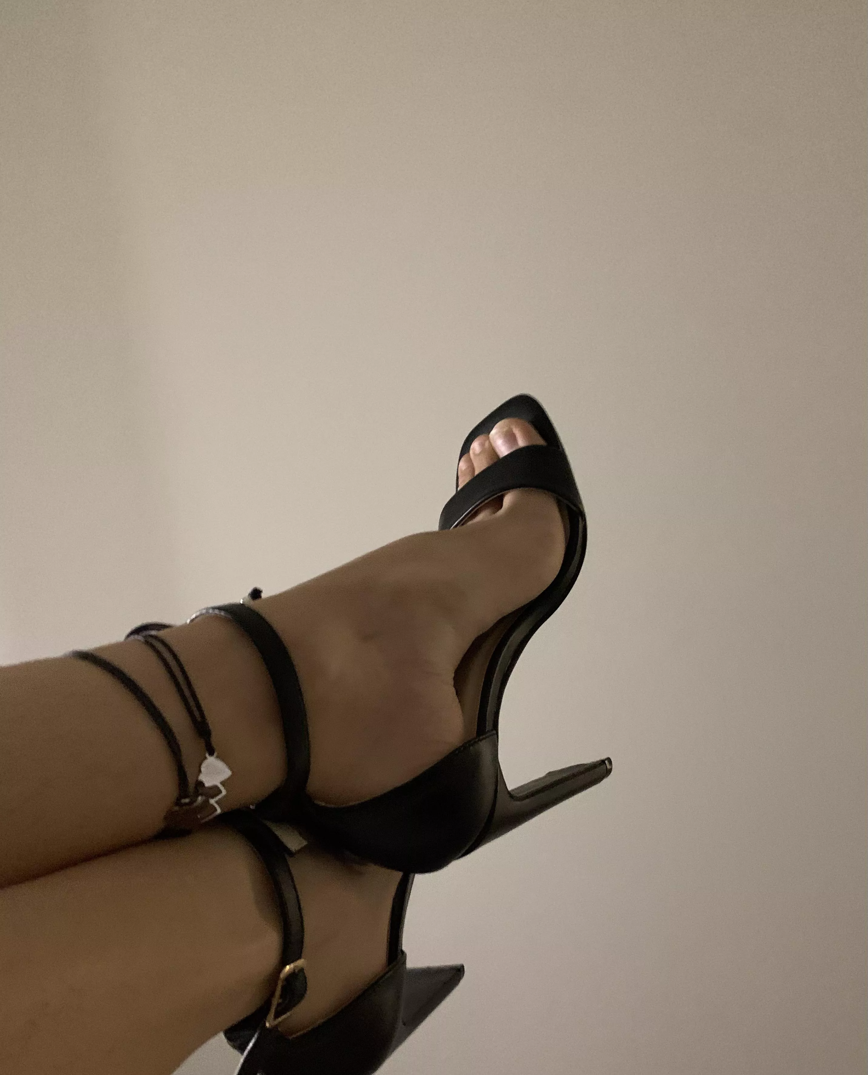 Cum worship these feet 🖤 posted by PinkLilithh