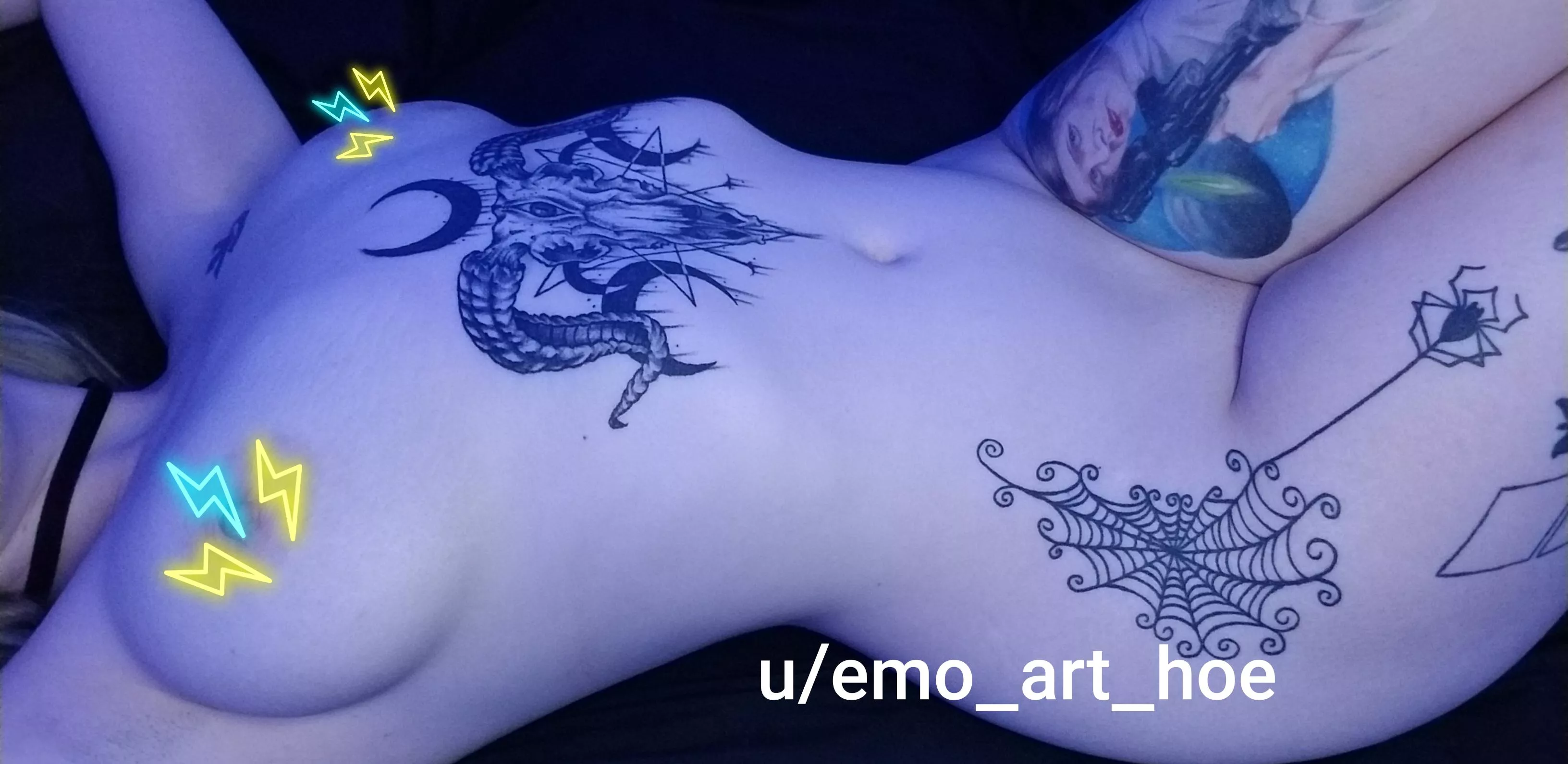 Curvy and tatted up 🖤 posted by Emo_Art_Hoe