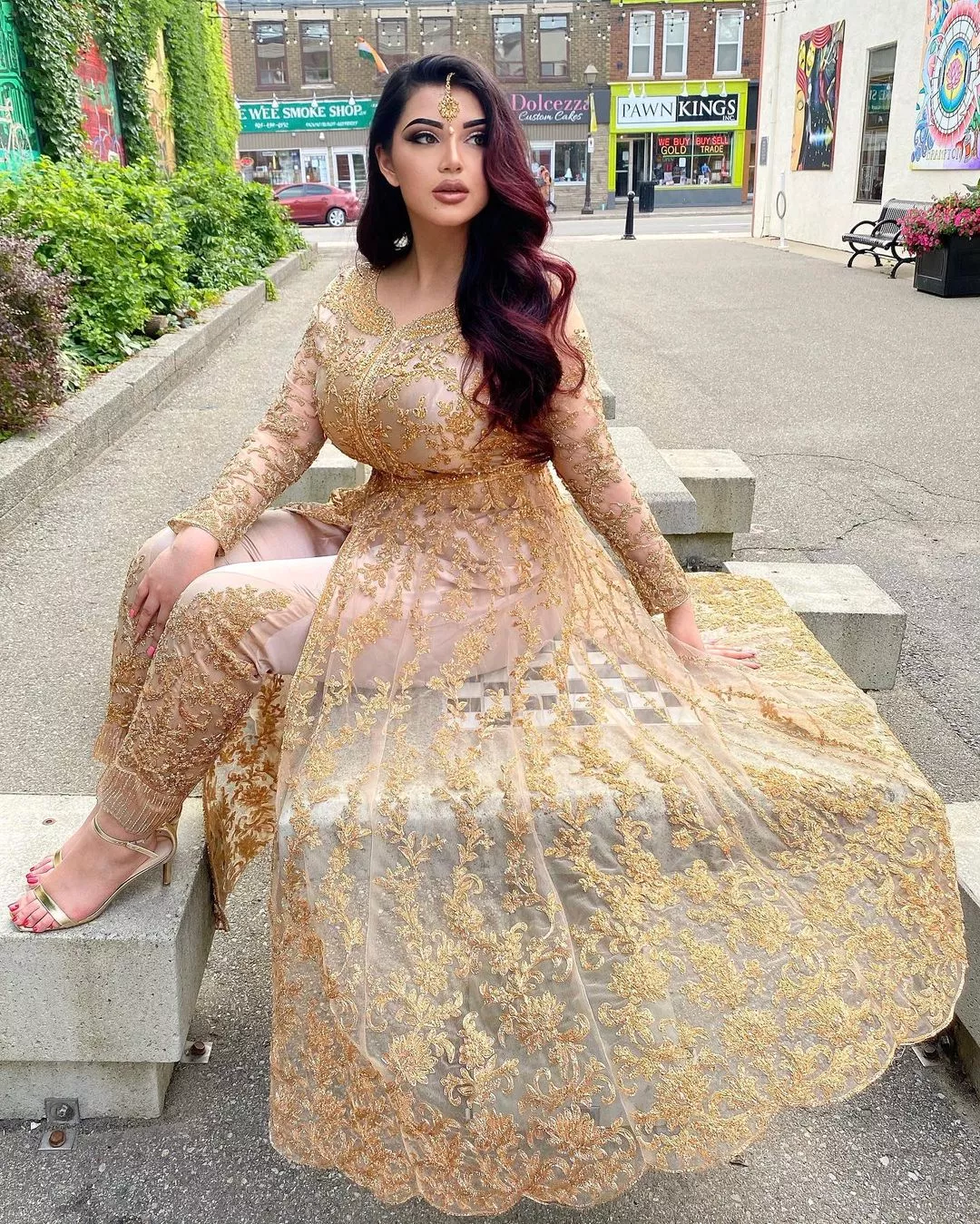 Curvy Canadian Indian Beauty in Ethnic Dress posted by tenant69