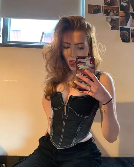 Cute girl mirror selfie posted by Scoobydoobyfuckme