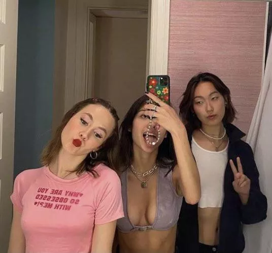 Cute Girls Take a Selfie posted by yunaX2