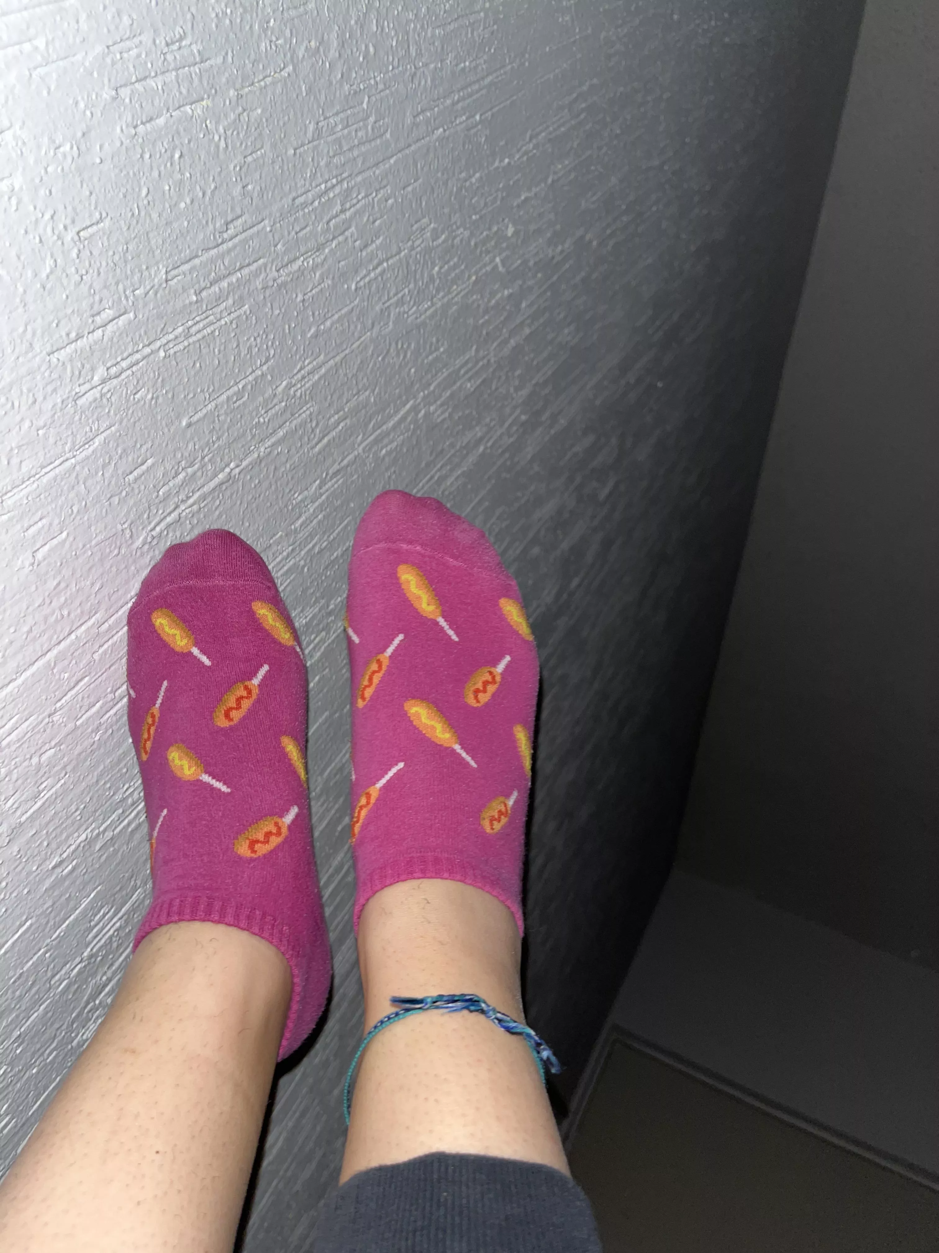 Cute pink socks on small feet 🥰 posted by bleupomme