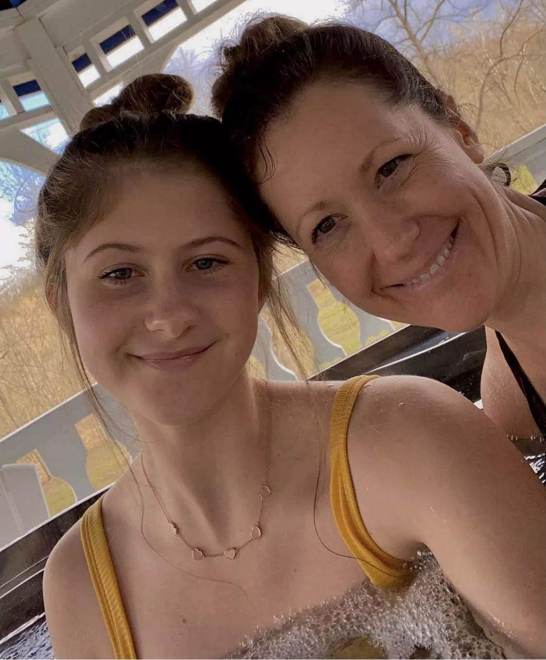 Daughter (19) or mother (43)? posted by AbbreviationsCalm853