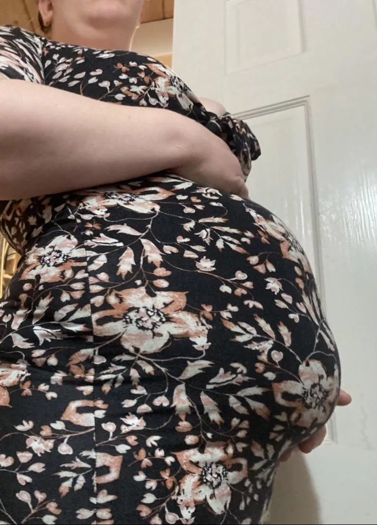 Day 3 of her carrying and adding to this foodbabyâ€¦ sheâ€™s overdue to say the least ðŸ˜° posted by myfatblondegf