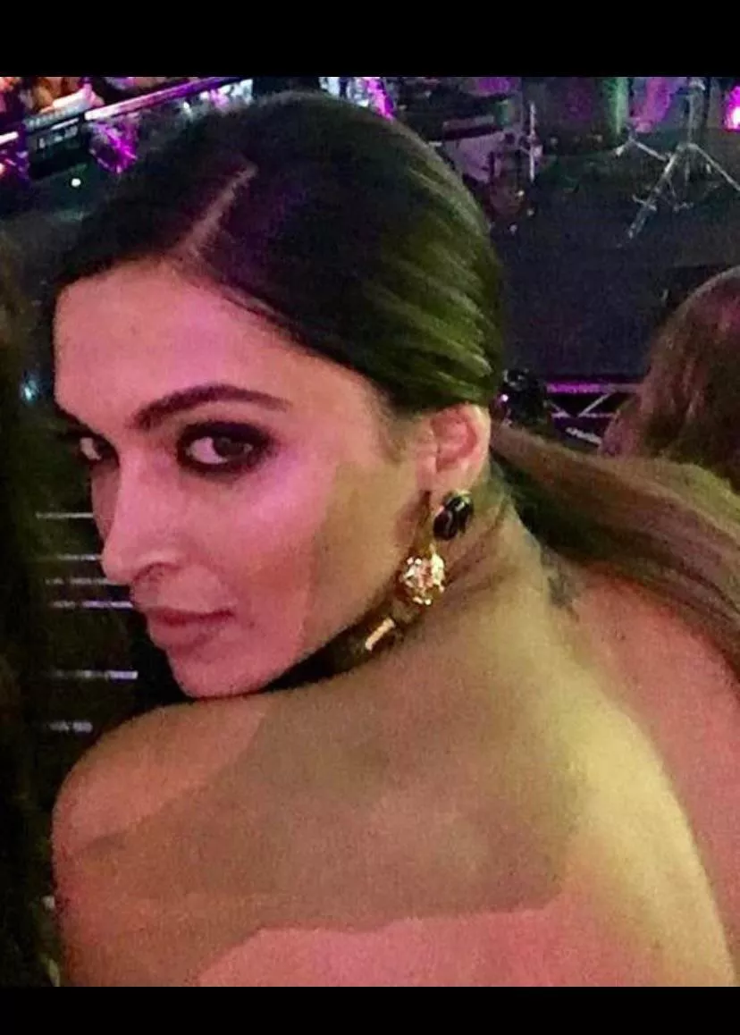 Deepikaâ€™s expression when you are giving it from behind ðŸ˜µâ€ðŸ’«ðŸ˜µâ€ðŸ’«ðŸ˜µâ€ðŸ’« posted by Pantone7528c