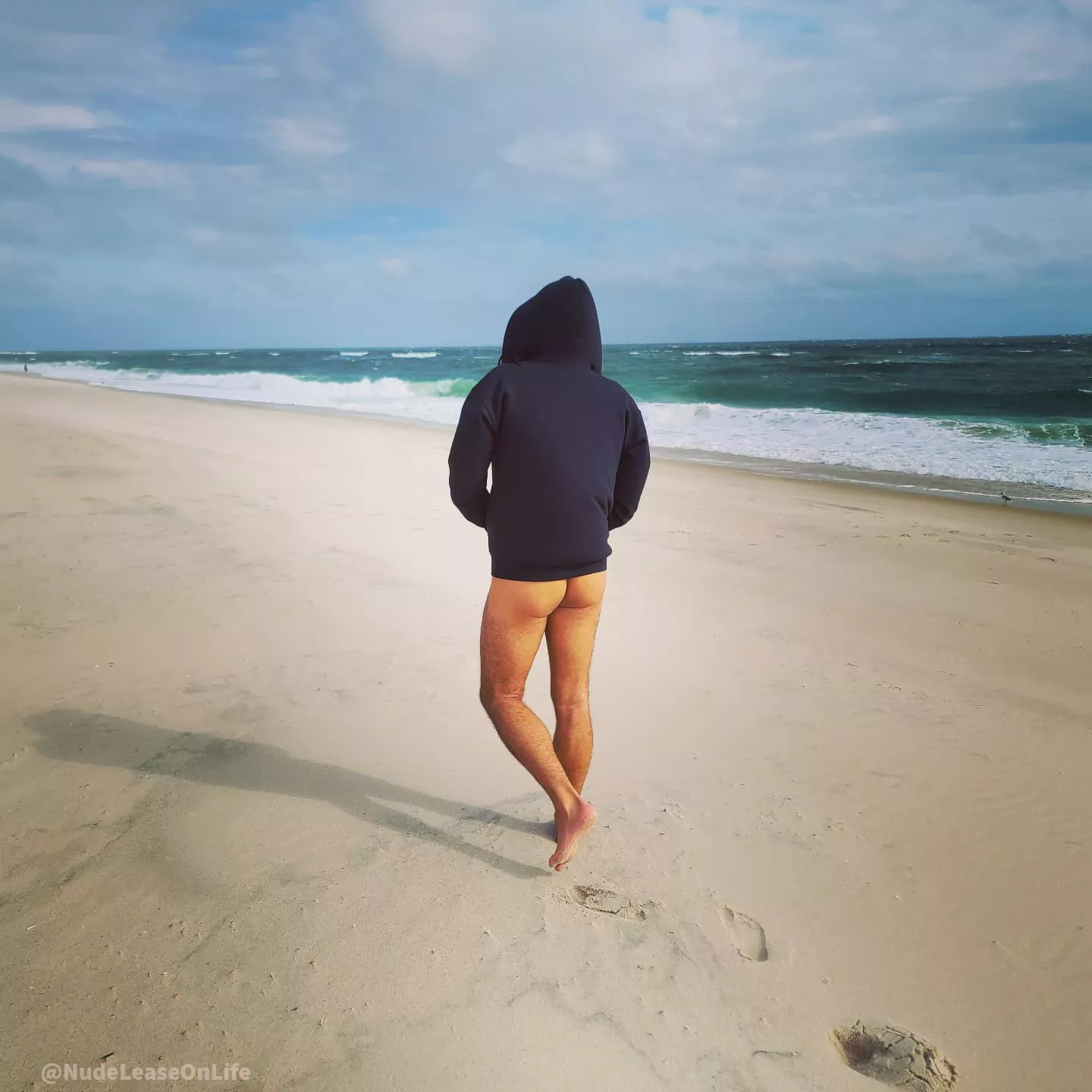 Despite the unseasonably warm weather this week, hoodie season has returned to the northeast. I'd still rather be naked. 🤷 posted by NudeLeaseOnLife