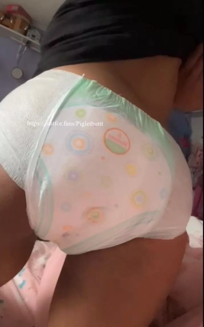 Diaper butt posted by pissypiglet