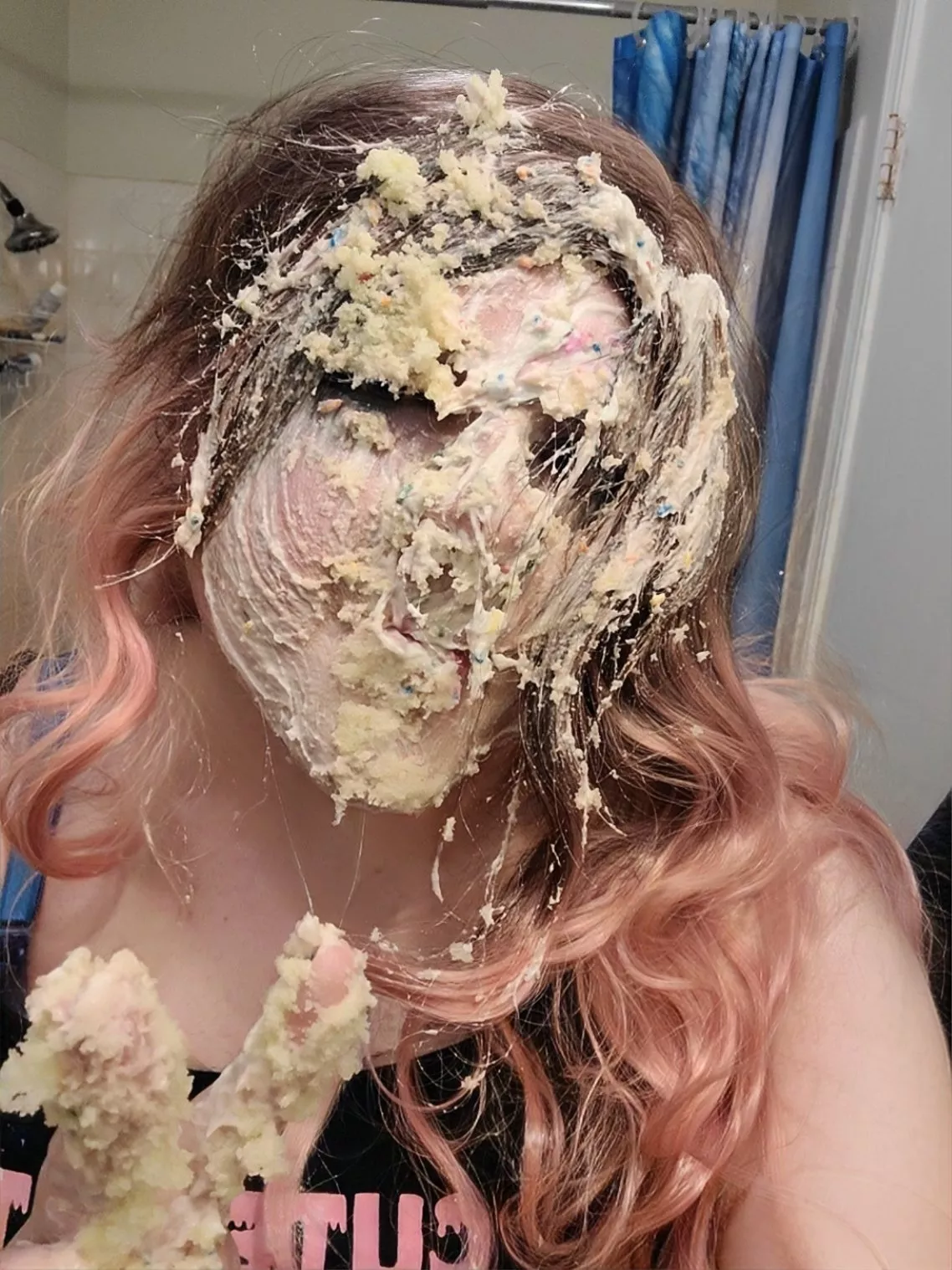 Did a little post-birthday cake smash, probably one of the most fun sessions I've done ðŸ’– posted by HappilyeverAmber91