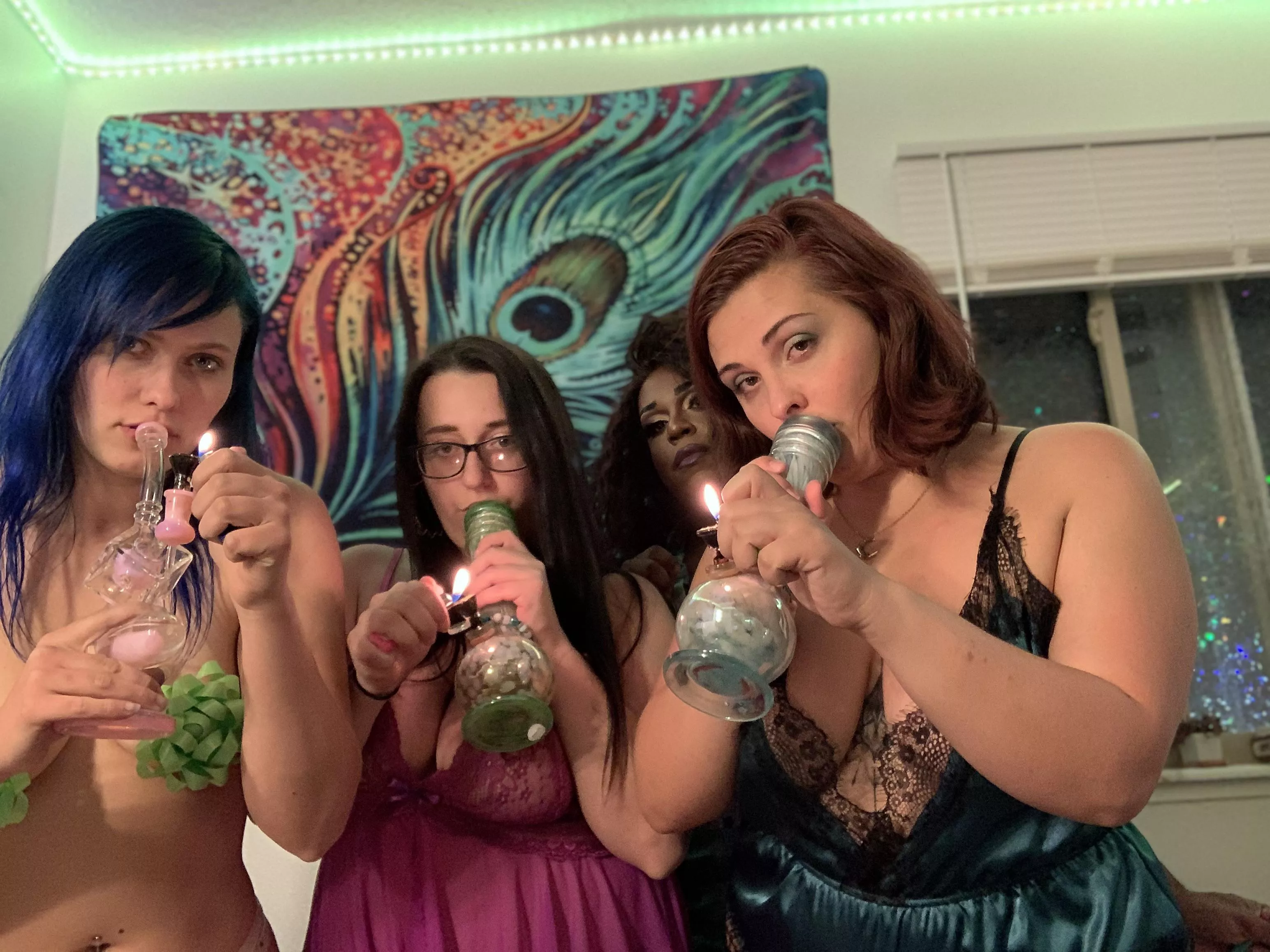 Did some bong poses with my besties, do you like it? posted by Dollie_7