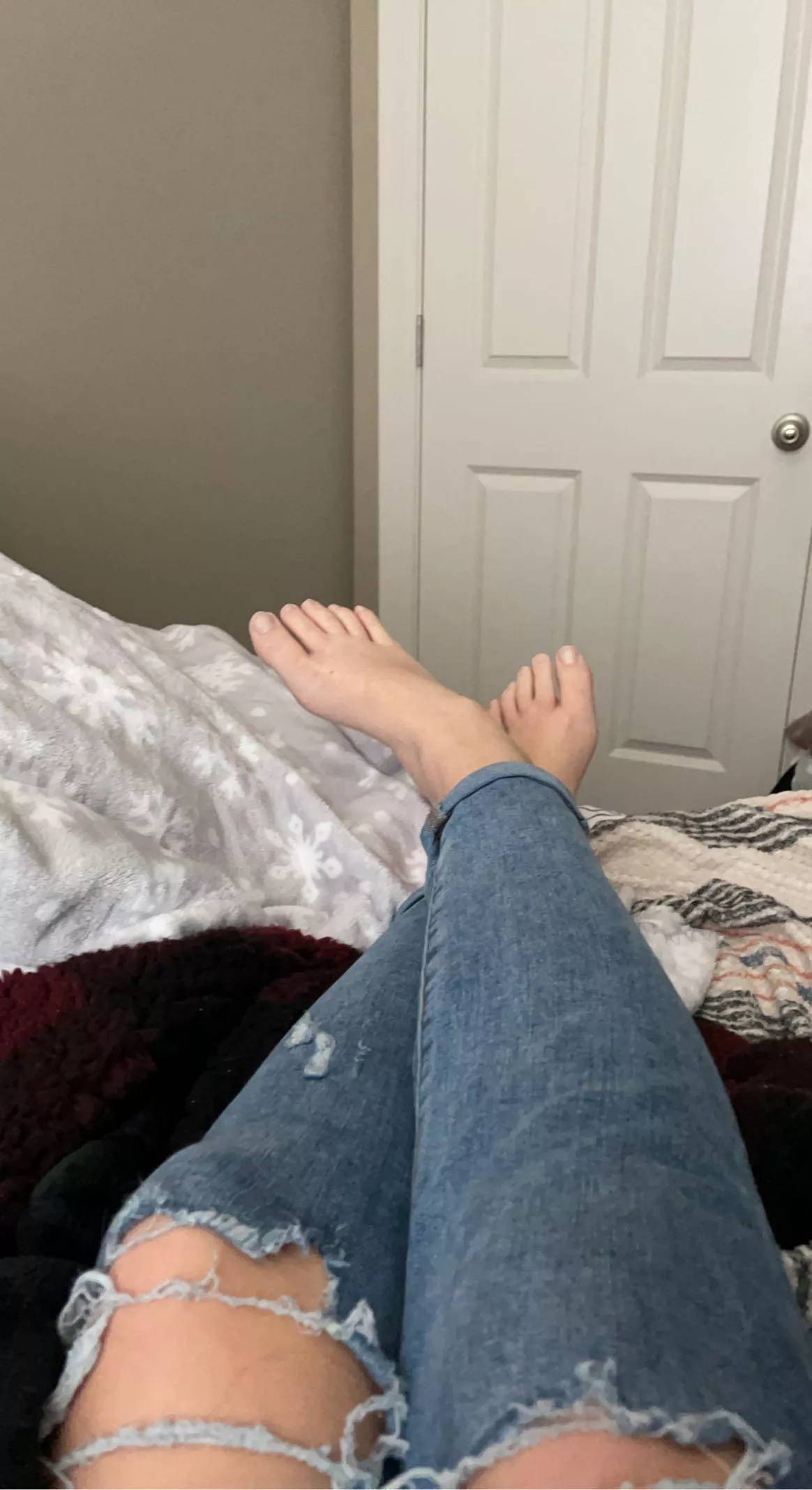 do any of you like my cute feet?😊 posted by kitbyangel