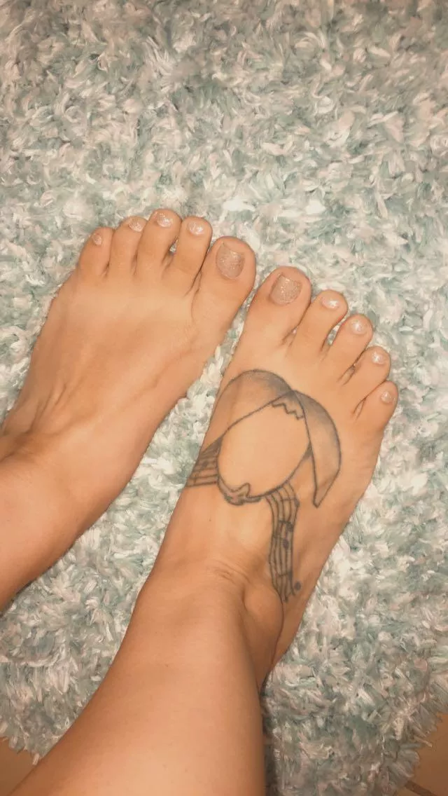 Do I have nice feet?[f32] posted by super_beautant